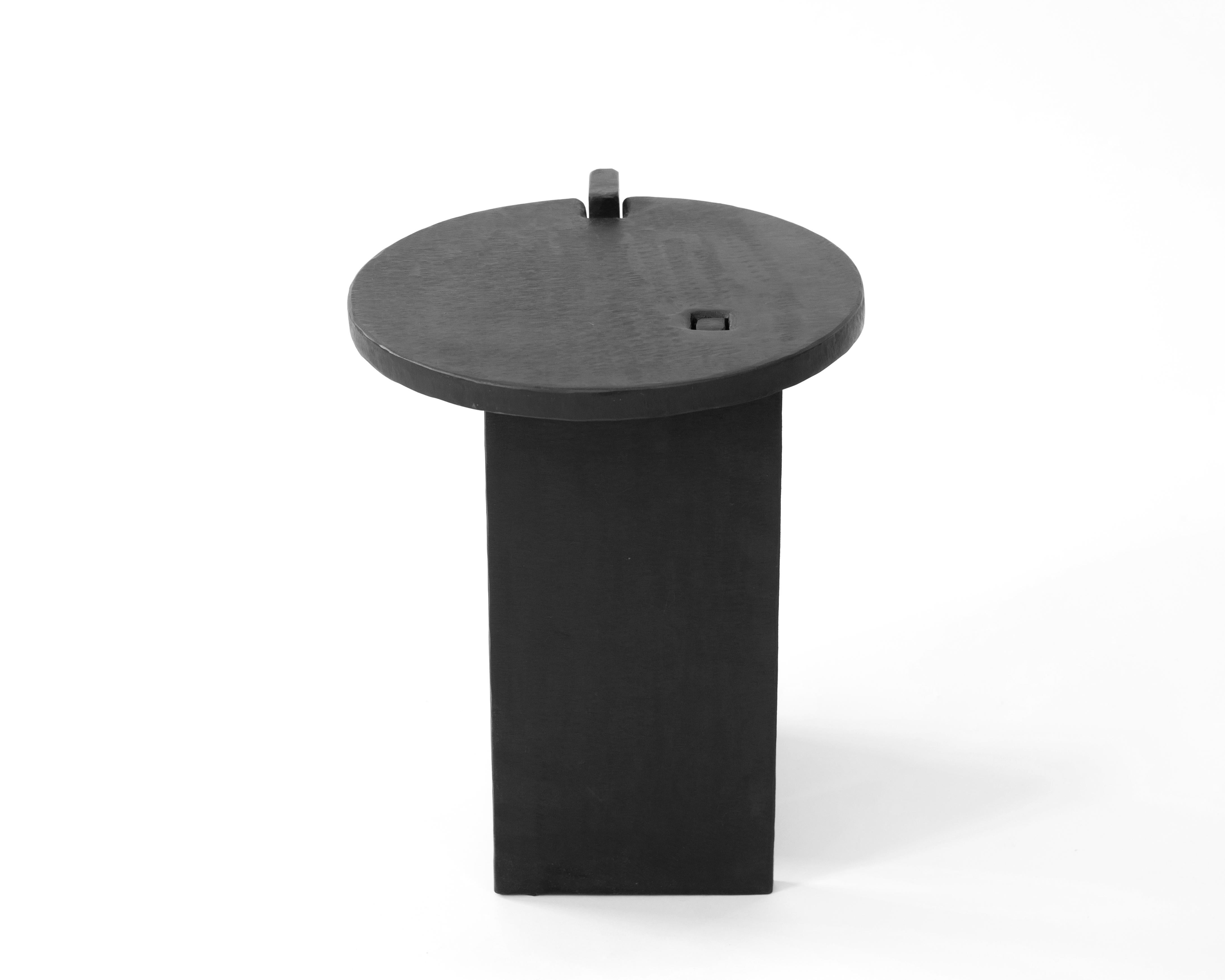 Américain Table de cocktail ronde moderne façonnée à la main en acier noirci et ciré  en vente