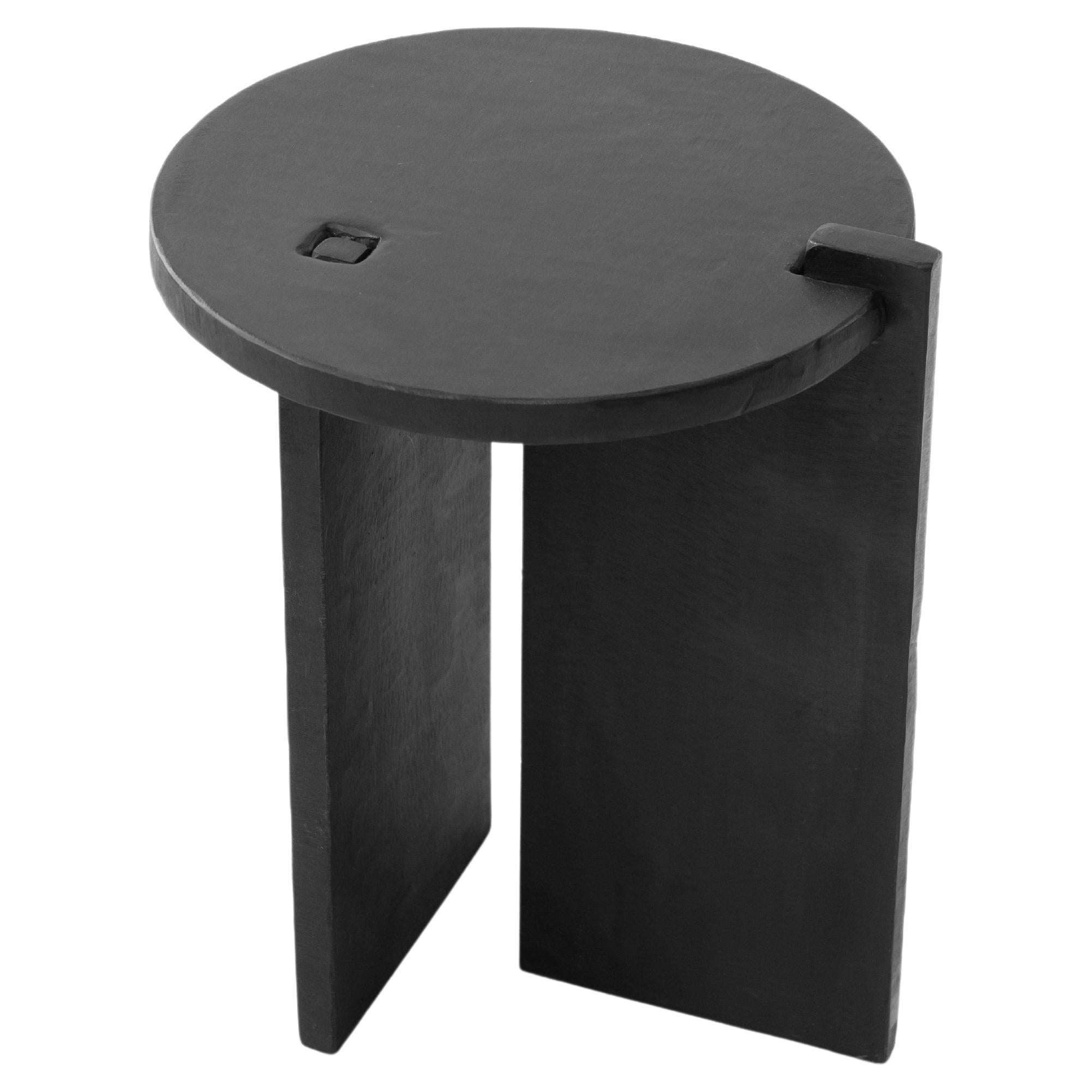 Table de cocktail ronde moderne façonnée à la main en acier noirci et ciré 