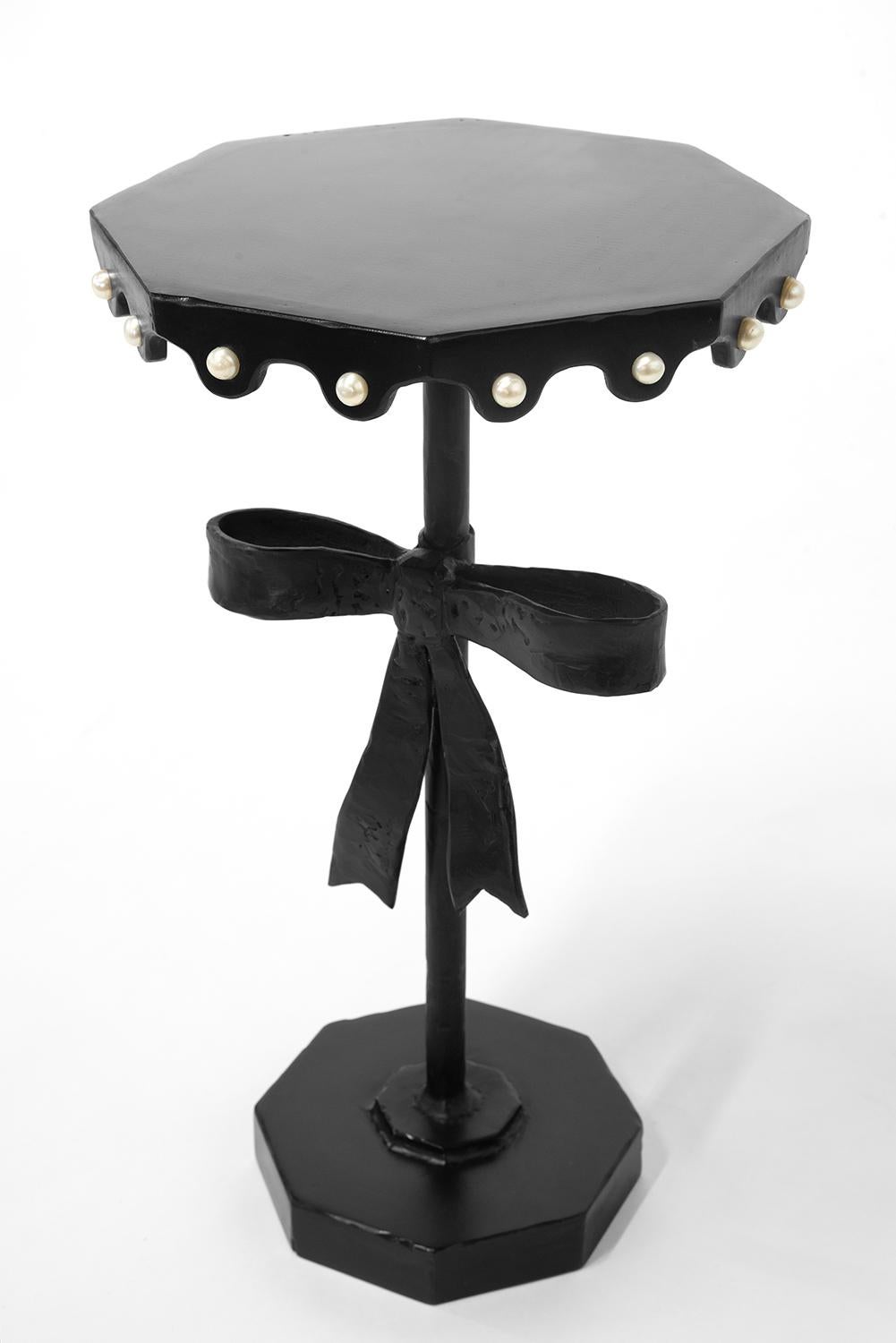 Tableau n° 16 
A&M. Szymanski
d. 2023
 
Cette sculpture de table unique est habillée pour une occasion spéciale. Elle est sculptée à la main dans du fer et est associée à des perles précieuses de l'océan. Elle servira avec passion votre cocktail ou
