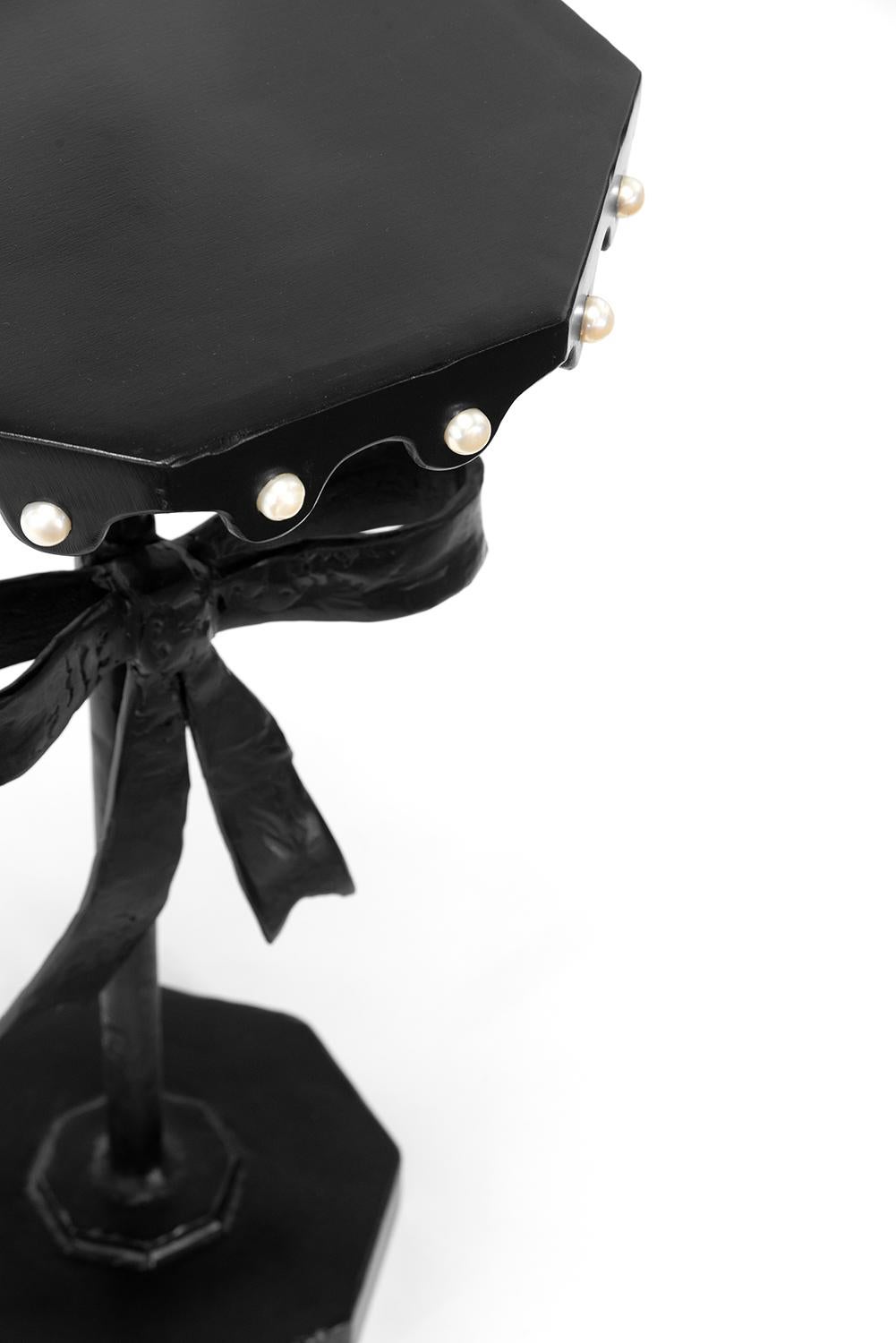 Annerito Cocktail Table moderno a forma di mano in acciaio annerito e cerato con perle di mare in vendita