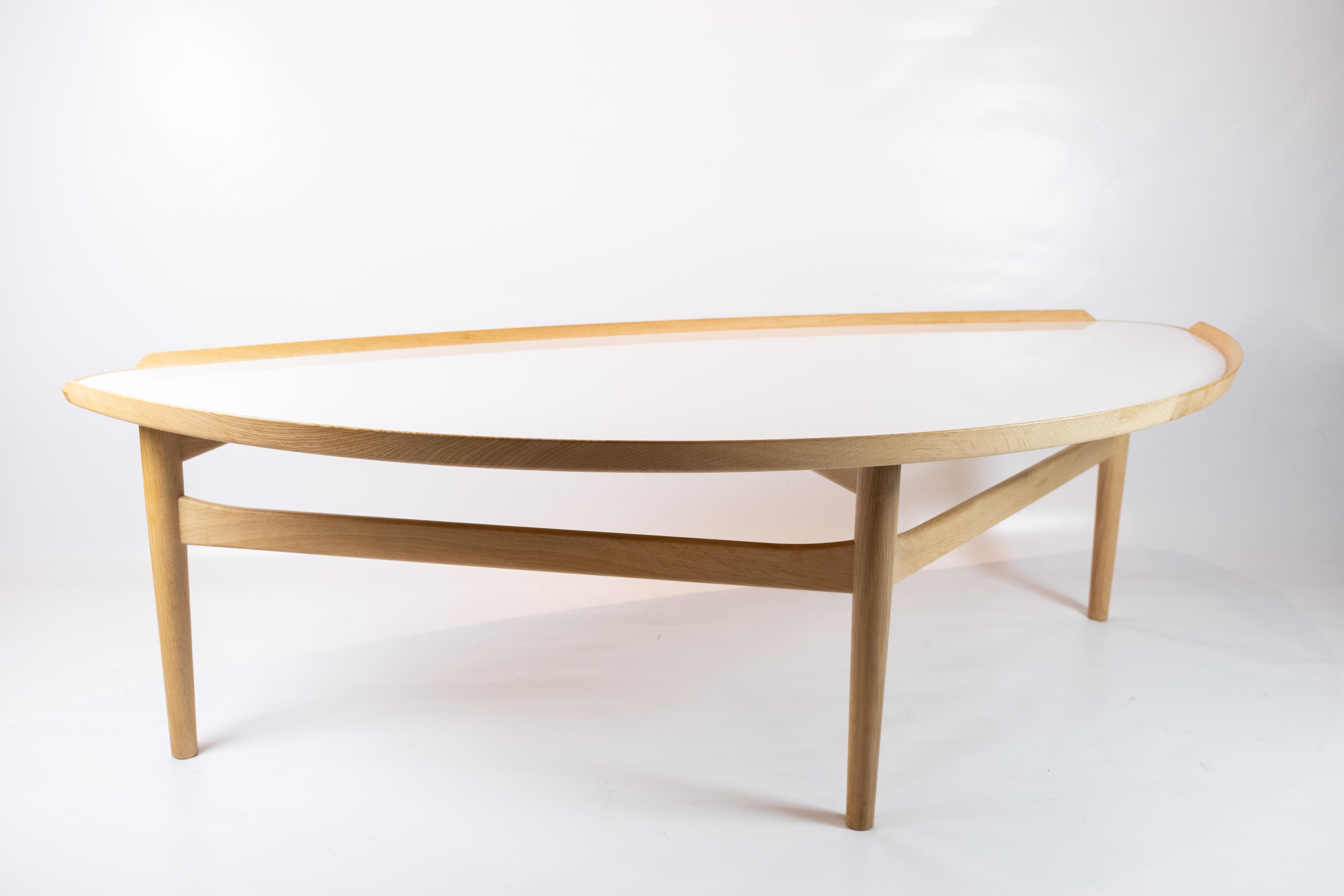 Cocktail table of oak and white laminate designed by Finn Juhl in 1951. The table was originally designed for the American company Baker Furniture and is in great vintage condition.
   