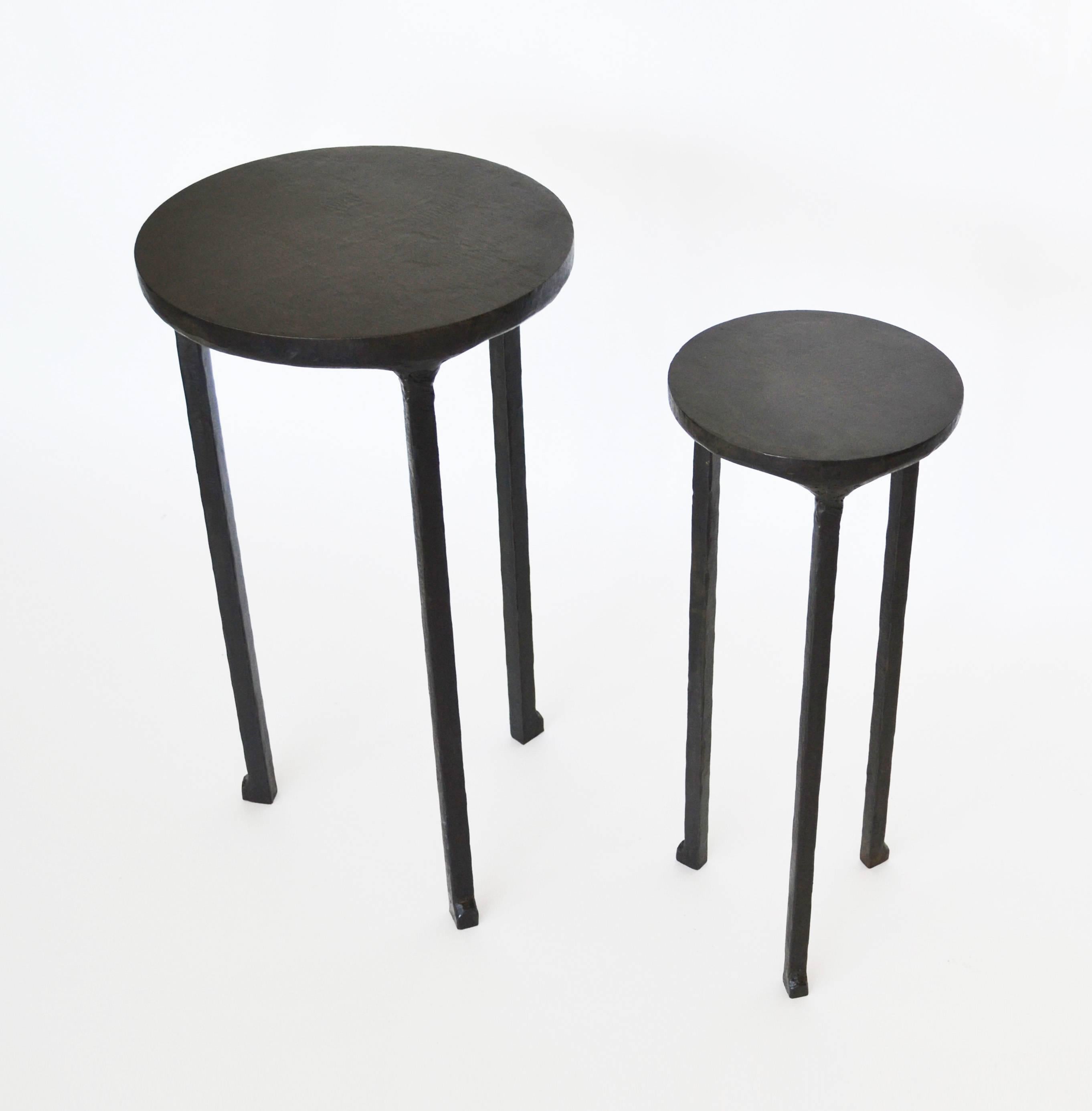Tabella n. 3 - Set di nidi
J.M. Szymanski
d. 2017

Tavolo grande: 12'' D. x 23'' H.
Tavolo piccolo: 8'' D. x 20'' H.

Questi tavoli da cocktail speciali sono stati progettati per convivere tra loro. Le diverse altezze creano una dichiarazione