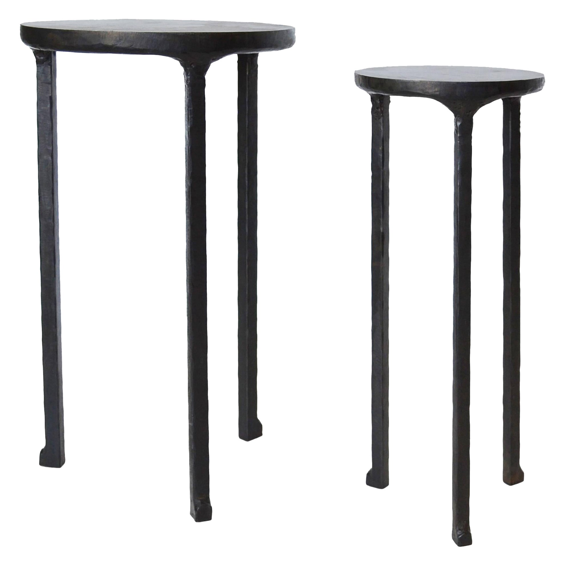 Cocktail Table Pair Modern Hand-Shaped Round Handmade Blackened and Waxed Steel (Acciaio annerito e cerato) in vendita