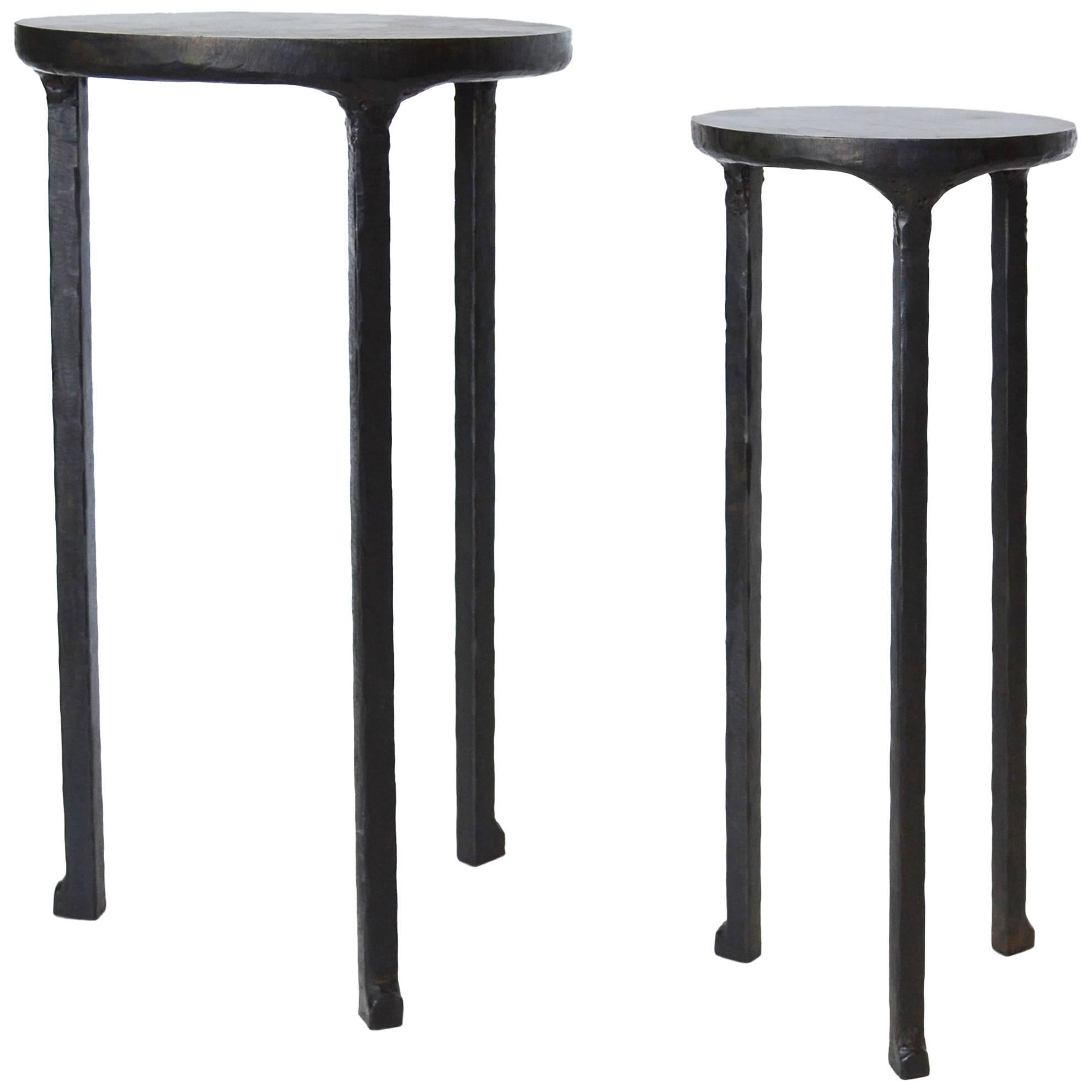Paire de tables à cocktail modernes de forme ronde en acier noirci et ciré, fabriquées à la main 