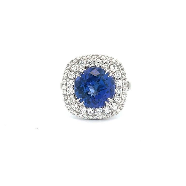 Dieser atemberaubende Ring mit seinem wunderschönen Tansanit-Edelstein, der bei jeder Bewegung schimmert, wird Ihr Herz erobern. Das Herzstück des Rings ist ein beeindruckender Tansanit von 5,32 Karat, der elegant von 1,13 Karat glänzender runder