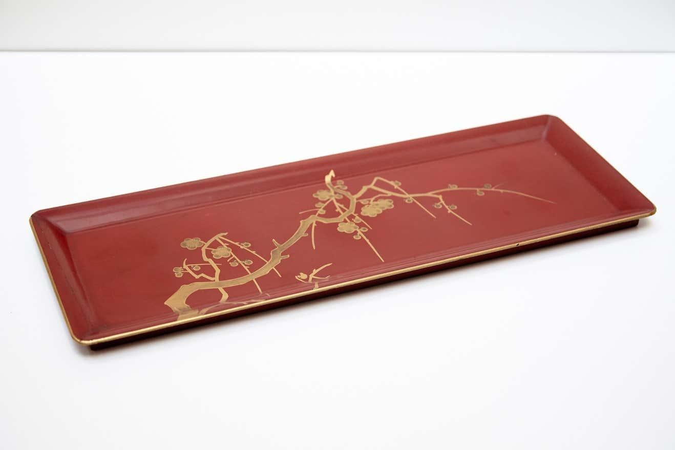 Stunning cocktail set manufactured in England, circa 1910.
All is Urushi lacquered in Japanese red with golden drawings.

Overall in great condition, only there is a little crack on one of the pieces as shown on the photos. 

It preserves a