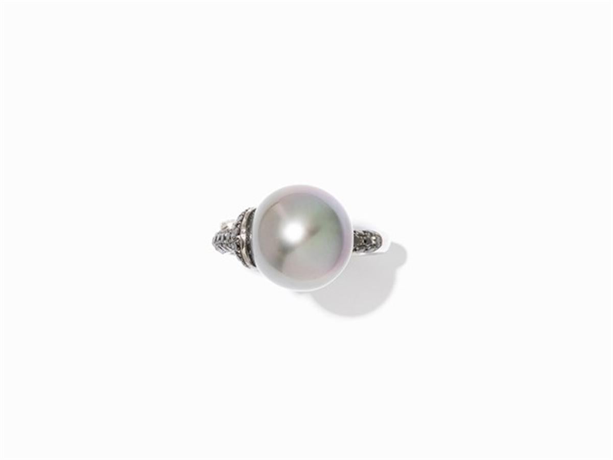 Cocktail Ring with Tahitian Pearl and Diamonds, 18 Karat In Excellent Condition In Bad Kissingen, DE