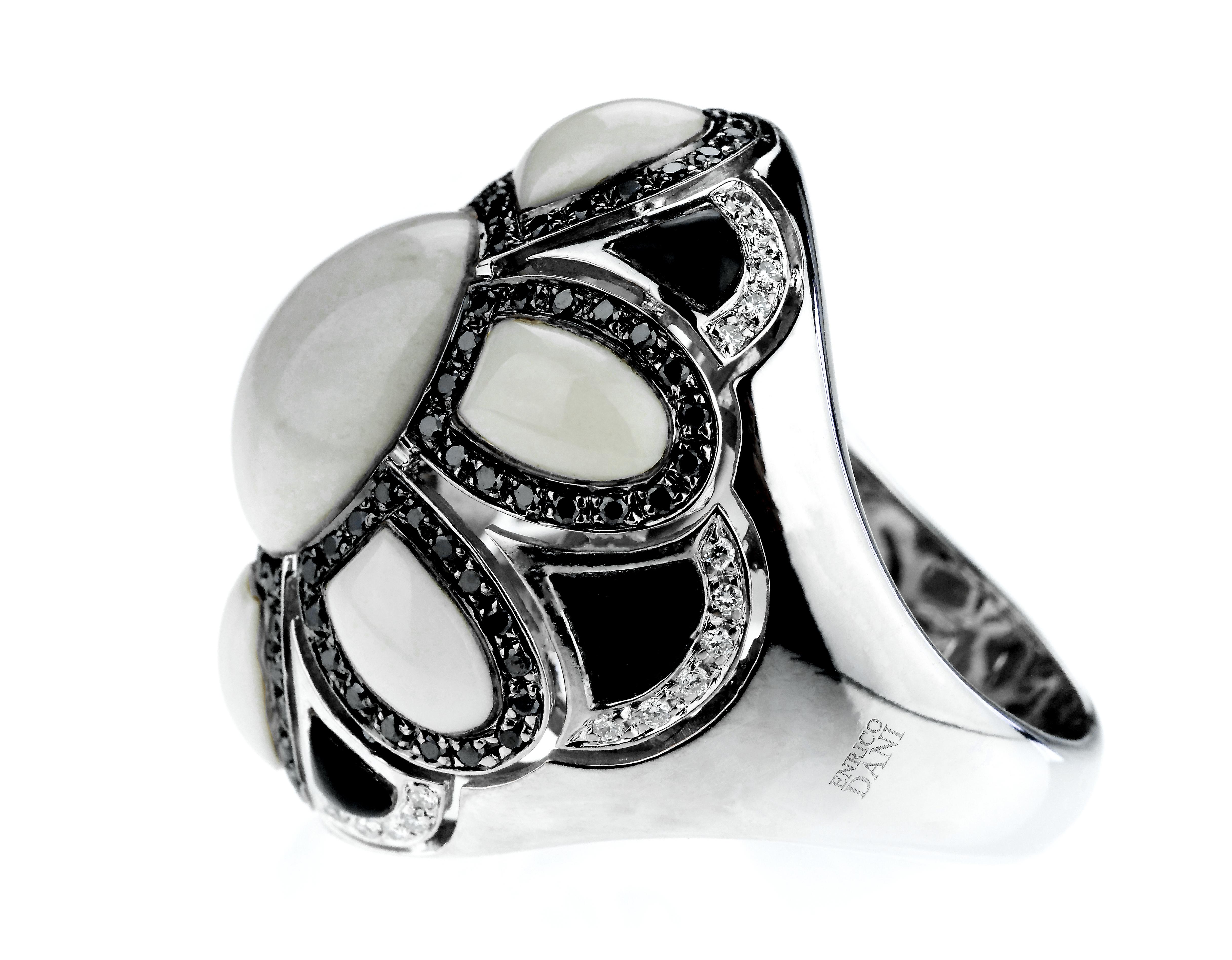 Moderne Enrico Dani, bague cocktail en or 18 carats avec diamants noirs et blancs en vente