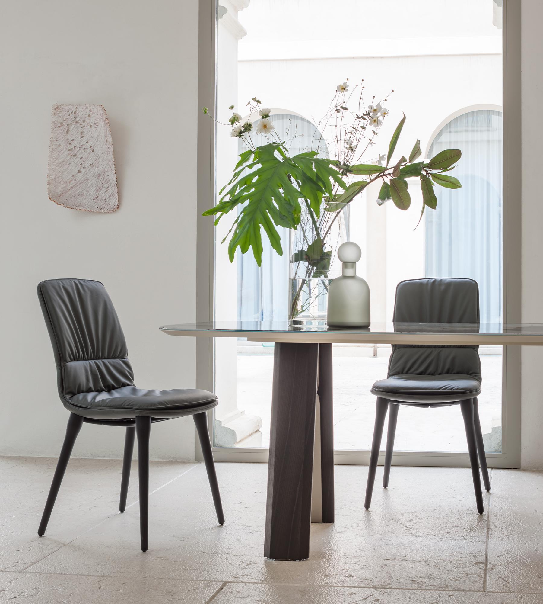 Coco Anthrazit leder und eiche dunkel stuhl von Morica Design (Postmoderne) im Angebot