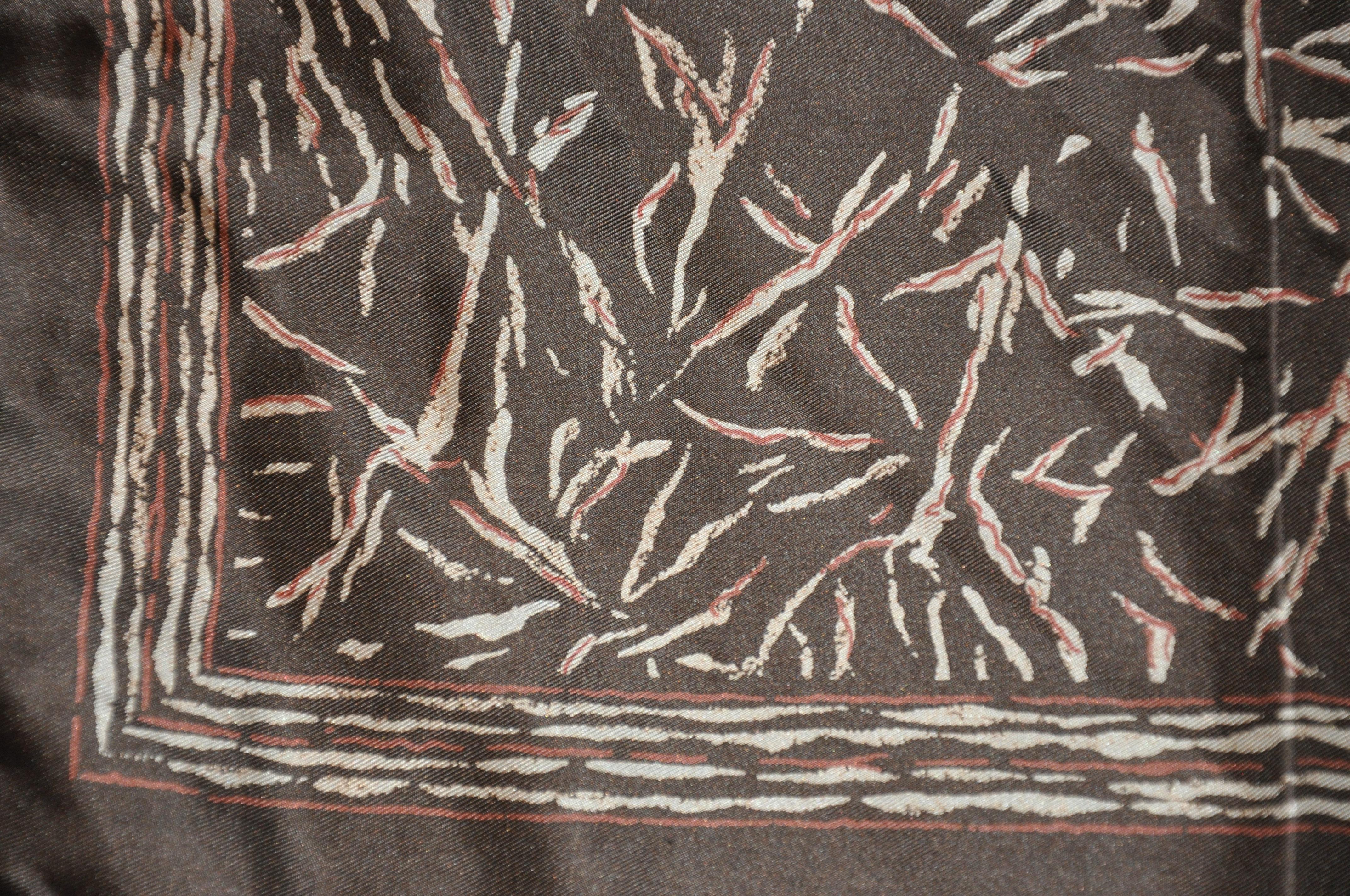 Marron Mouchoir à main en soie marron avec bordure en forme de branches d'hiver de Coco en vente