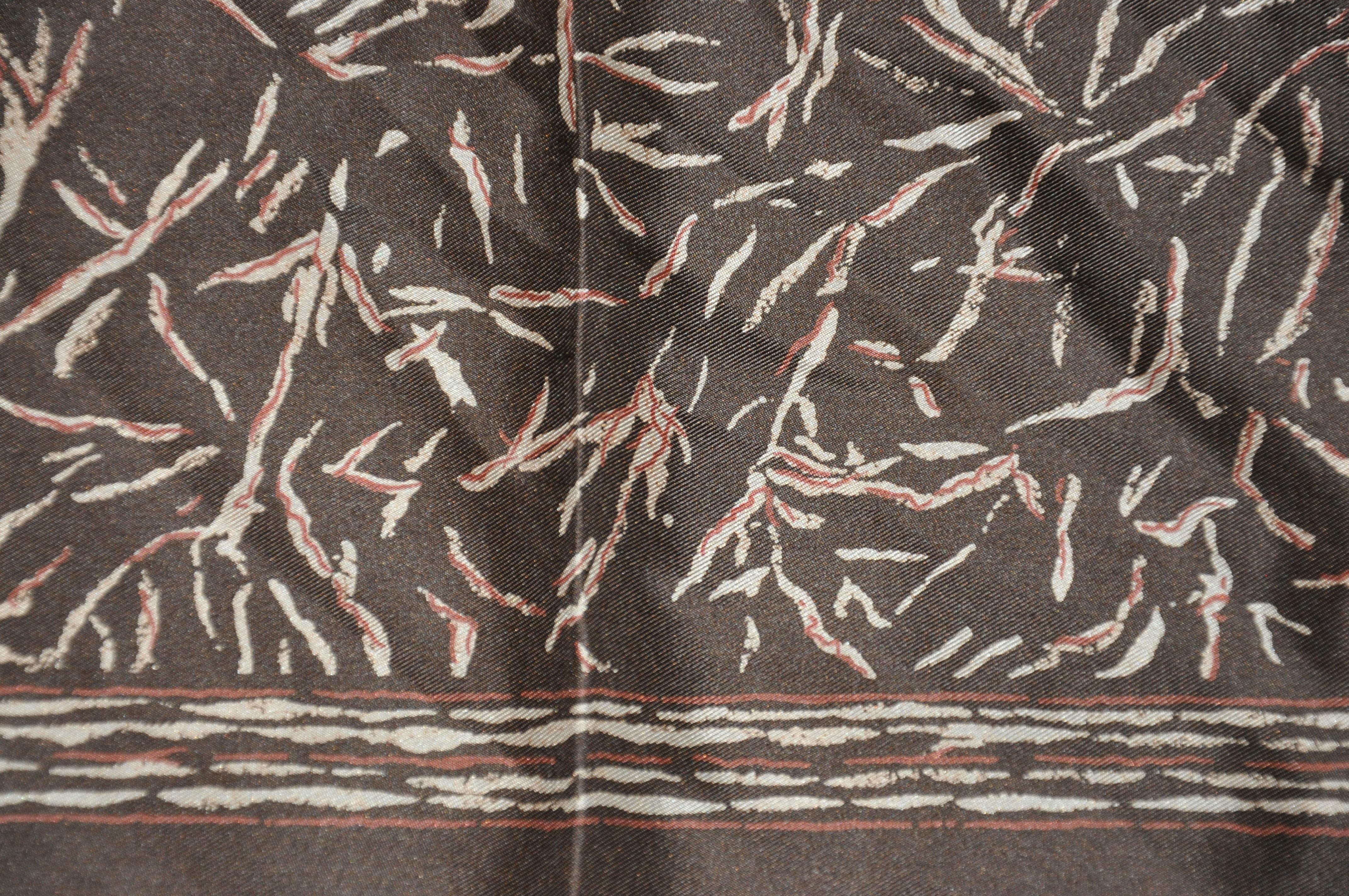 Mouchoir à main en soie marron avec bordure en forme de branches d'hiver de Coco Bon état - En vente à New York, NY