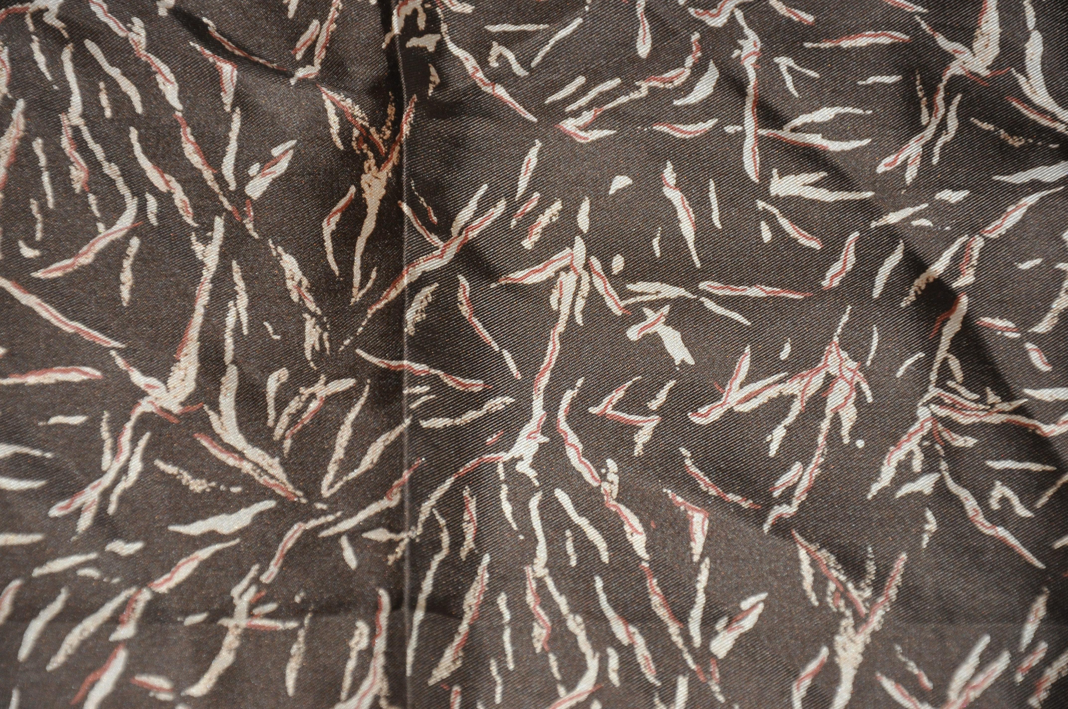 Mouchoir à main en soie marron avec bordure en forme de branches d'hiver de Coco Unisexe en vente