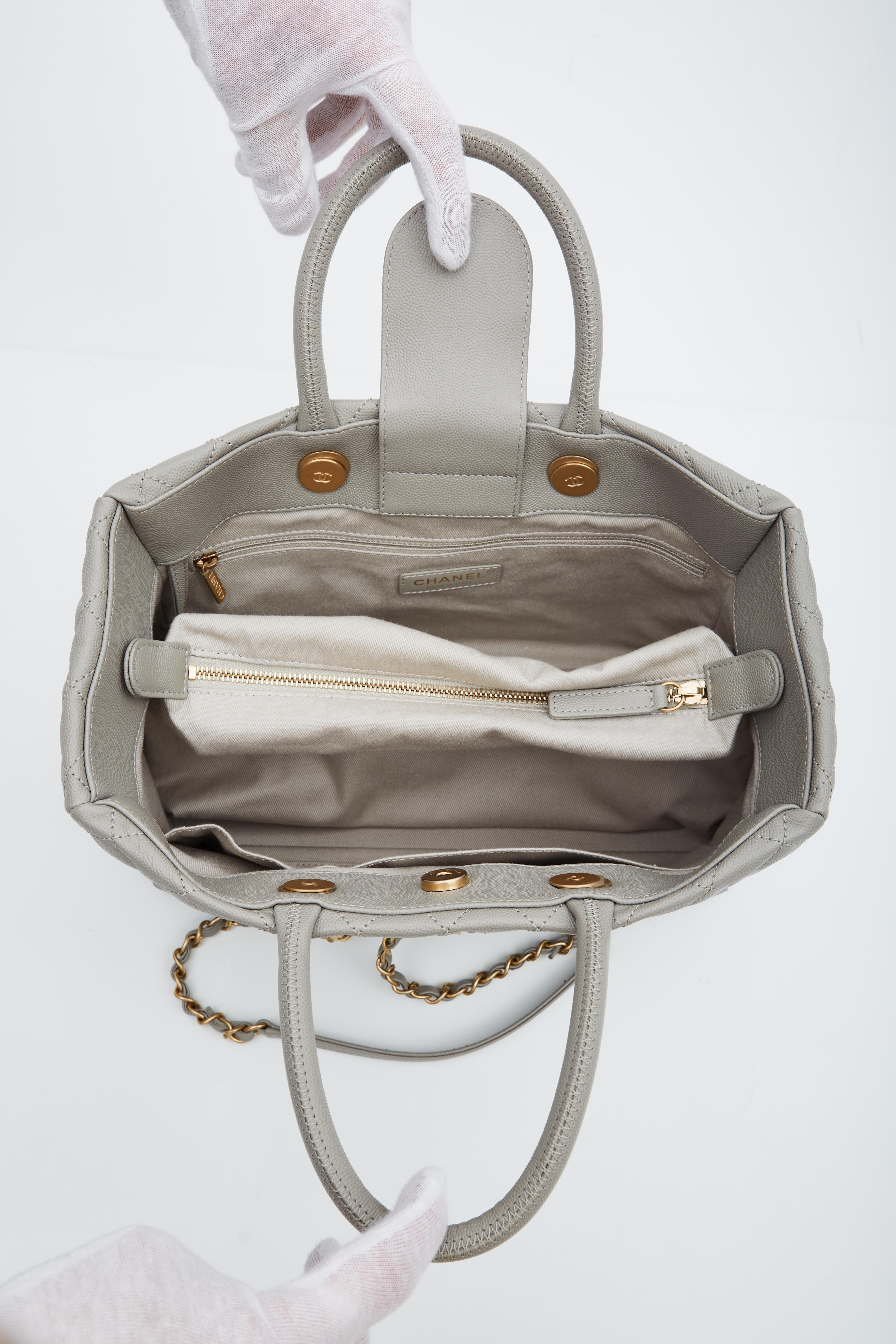 Coco Caviar Quilted Medium Coco Handle Shopping Tote Grey (2019) In Excellent Condition In Montreal, Quebec