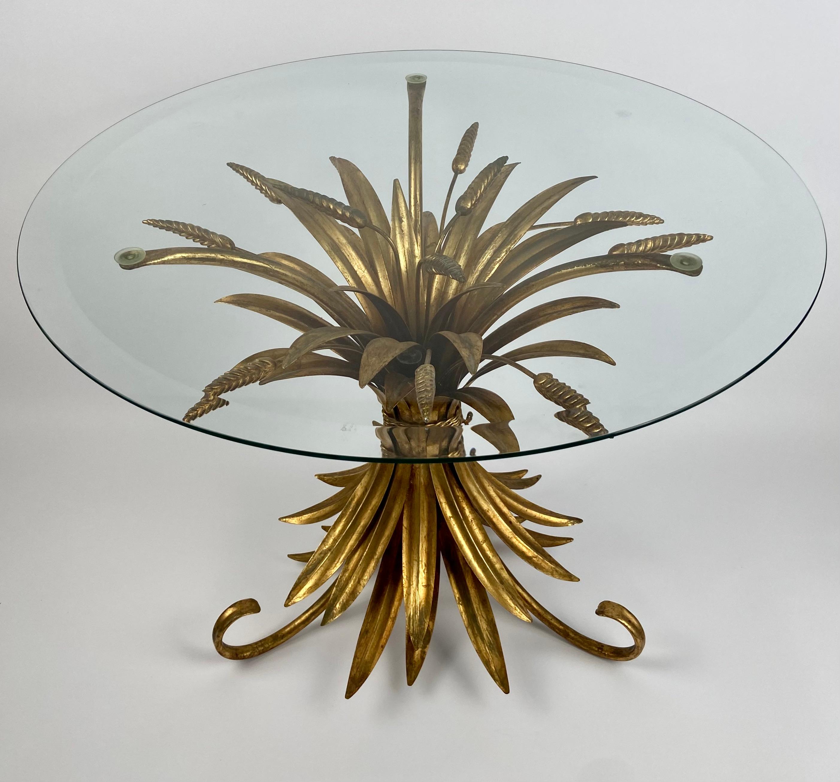 Mesa de centro Coco Chanel, Francia, dorada, años 70.
Tiene una tapa de cristal facetado.
H: 54 cm. Anchura: 45 cm. 