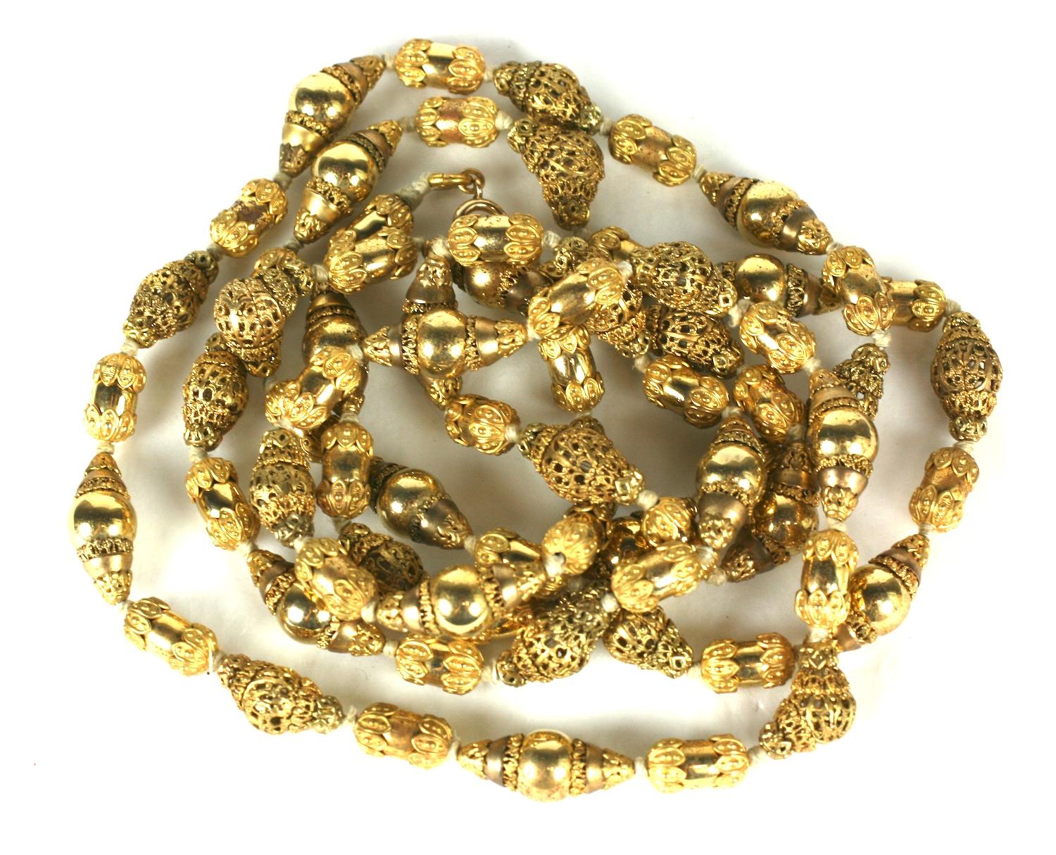 Collana lunga con perline in filigrana dorata di Coco Chanel, Goossens In condizioni ottime in vendita a New York, NY