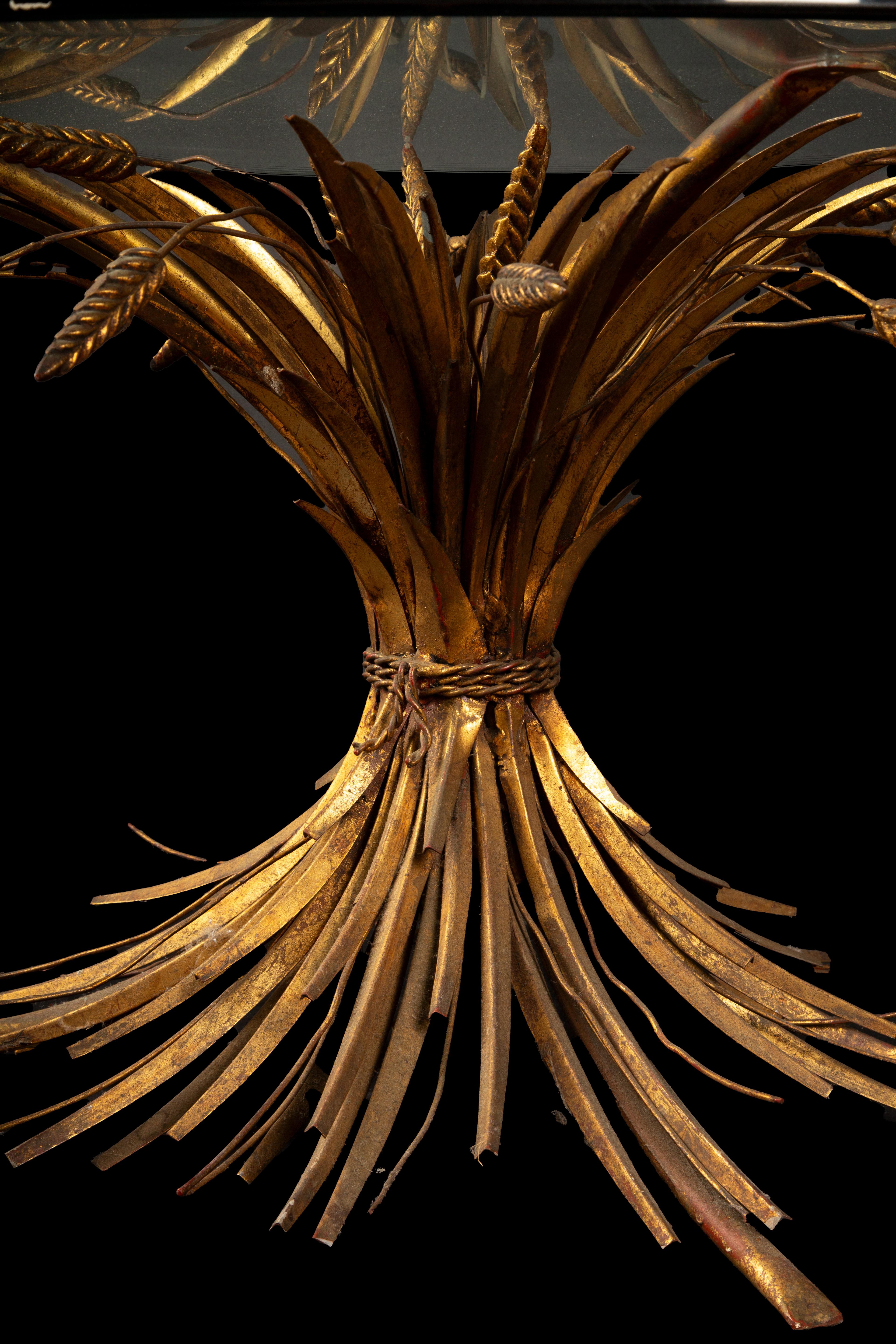 Doré Table basse en gerbe de blé dorée, inspirée par Coco Chanel et datant des années 1960 : Elegance Timeless  en vente
