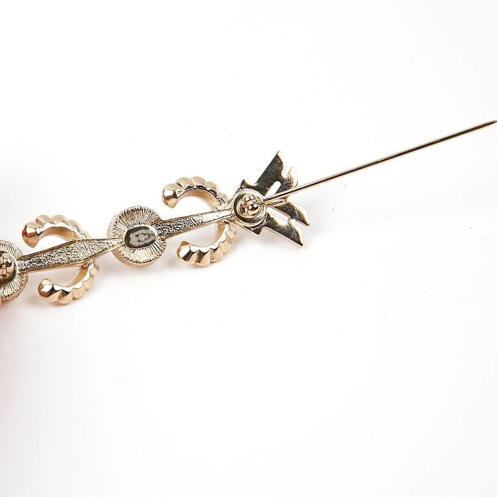 Coco Chanel Pin Brooch in Gilt Metal CC Logo Pearl & Strass In Excellent Condition In Paris, FR