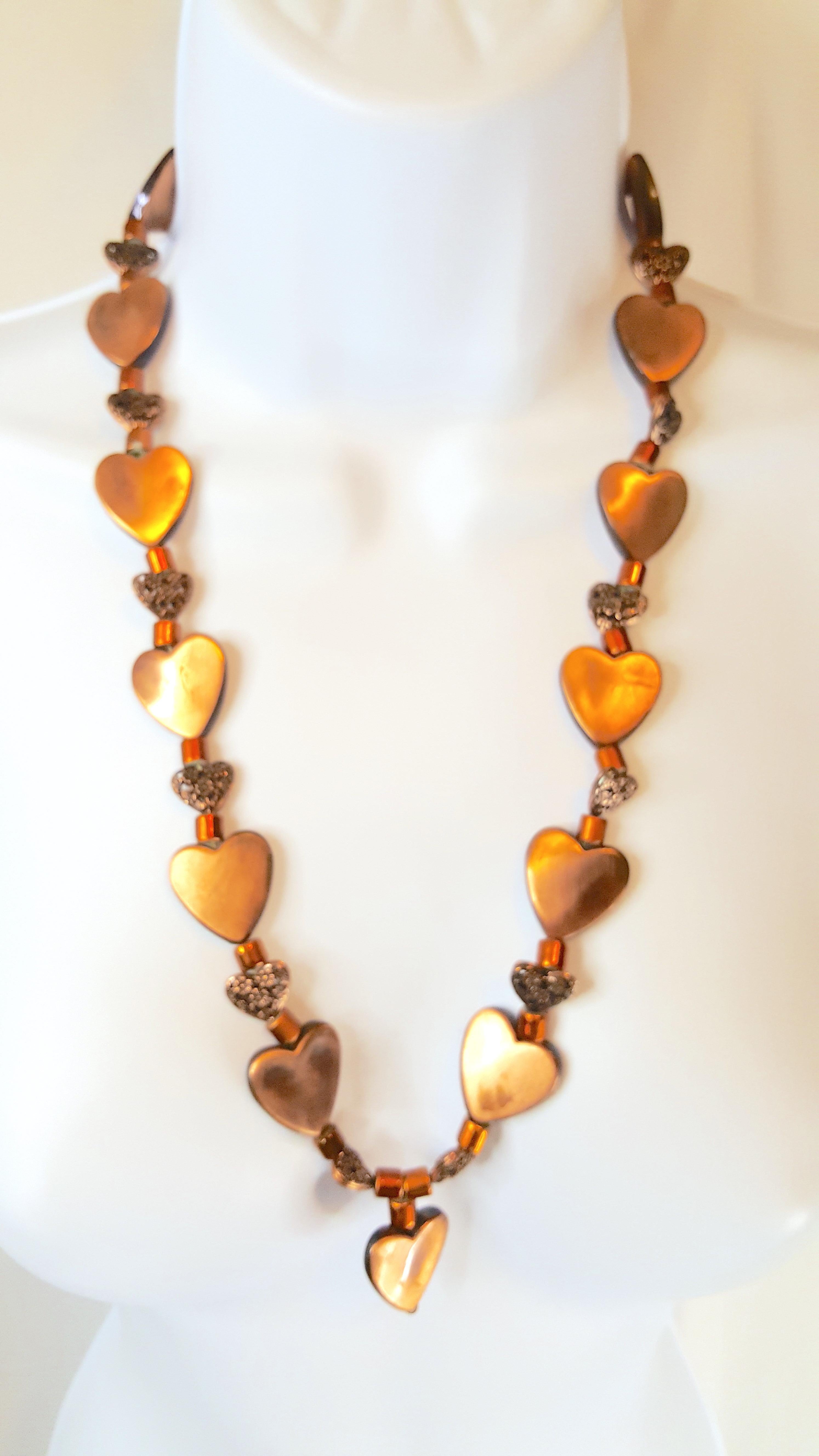 Les premiers motifs de mode de Chanel, camélias, cœurs et topazes, sont combinés dans cet ensemble de couture Art-Déco, composé d'un collier sautoir en perles mixtes et d'un bracelet tissé, étroitement tendu de soie et de verre métallique. Outre les
