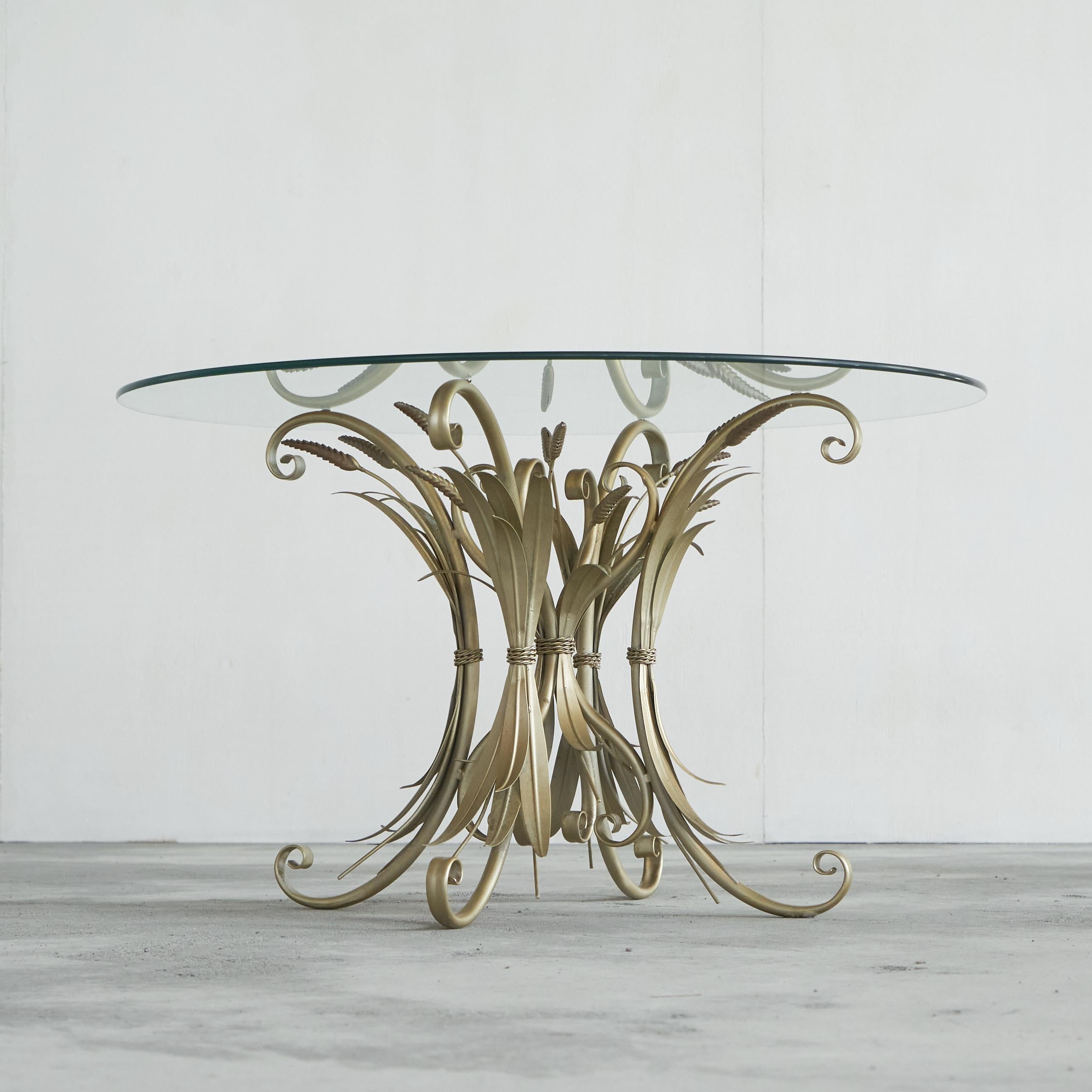 Table basse ou d'appoint Coco Chanel 'Sheaf of Wheat' avec plateau en verre mi-siècle

Il s'agit d'une très belle et très distincte table basse ou d'appoint de style gerbe de blé de Coco Chanel, avec un plateau en verre. 

Le nom vient de Coco