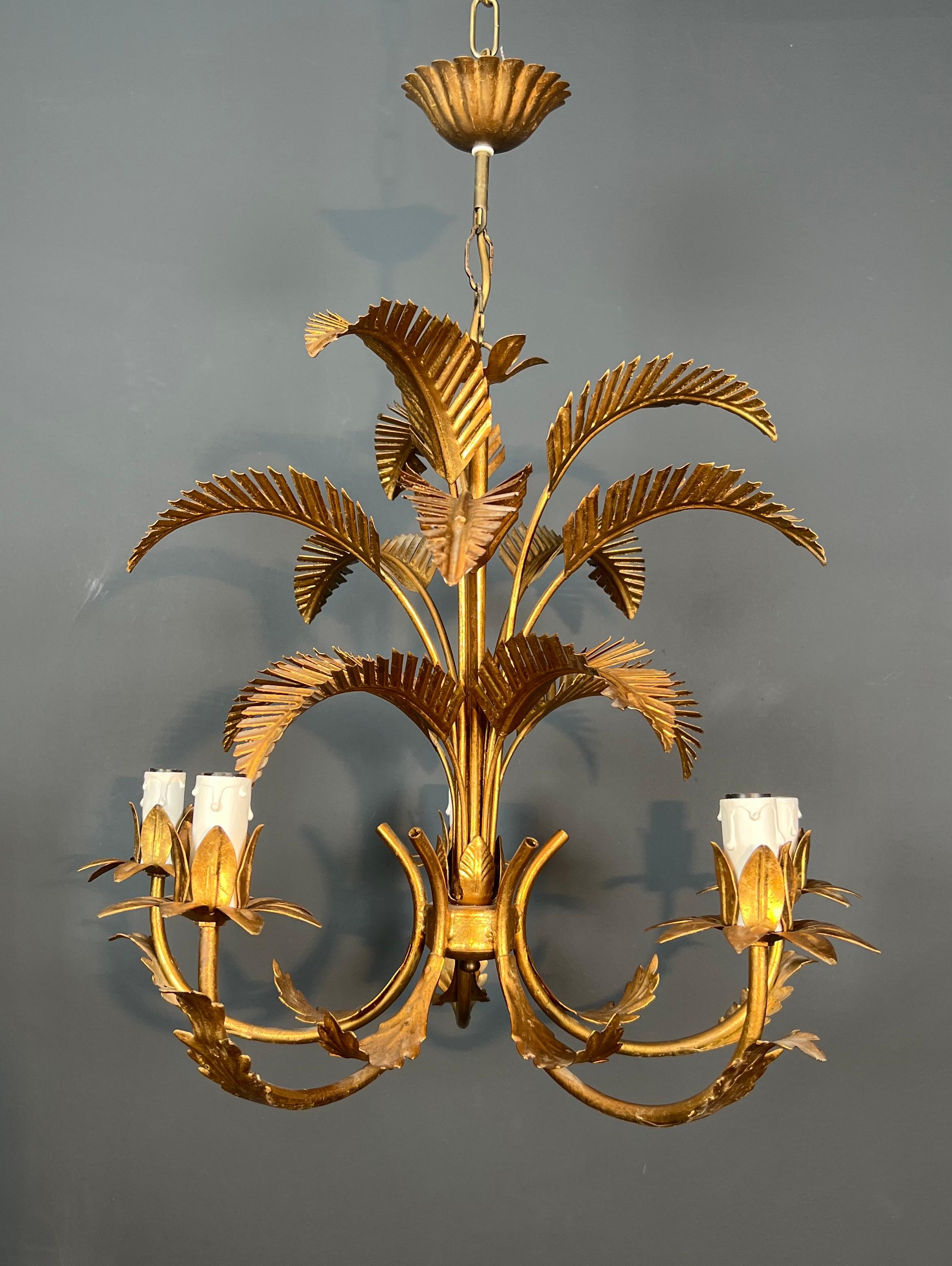 This very nice and decorative palm tree chandelier is made of gilt iron with 5 arms. This is a French work in the style of Coco Chanel. French work. Circa 1970