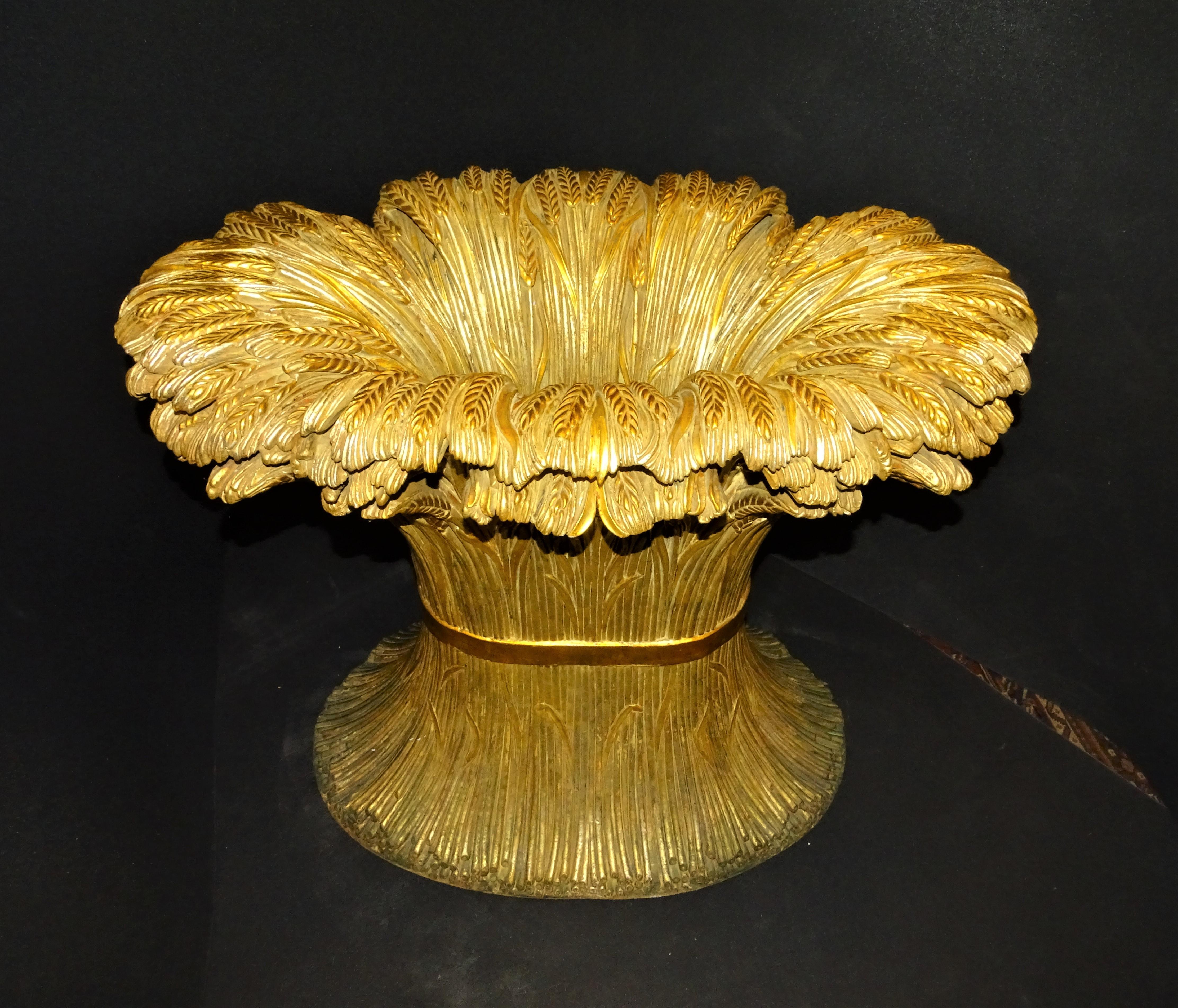 Mesa de comedor de madera dorada y cristal estilo Coco Chanel Moderno de mediados de siglo