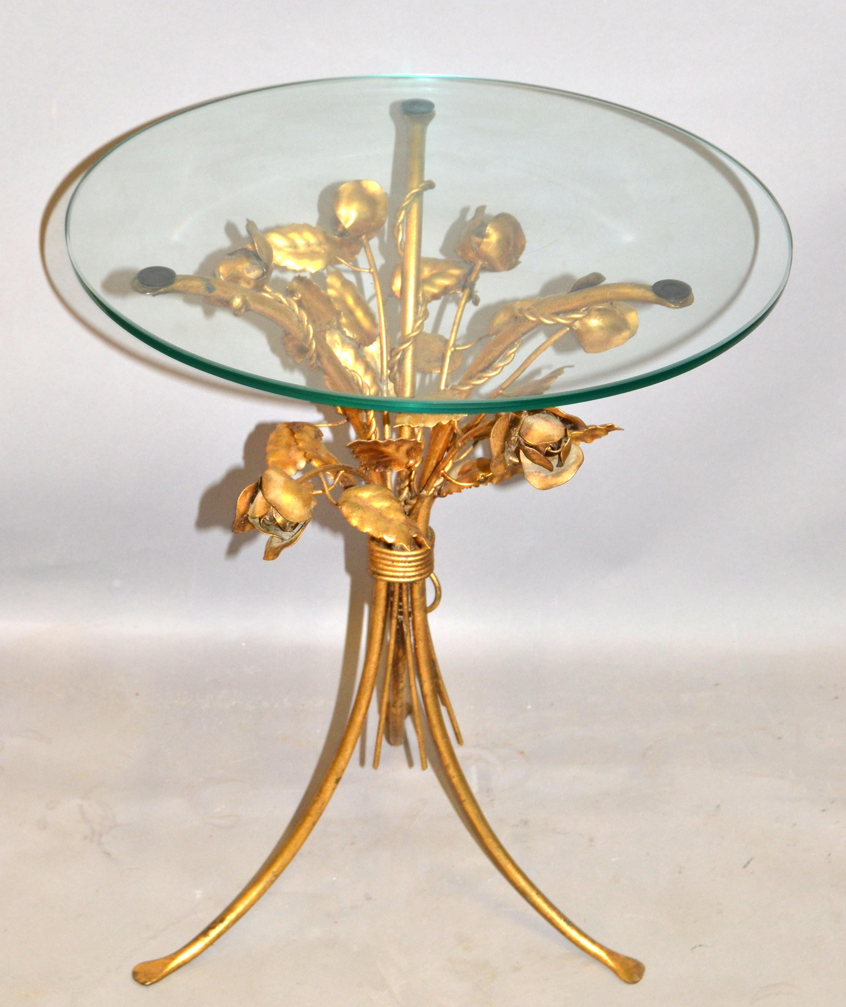 Table à boire ronde style Coco Chanel Fer doré Gerbe de roses Dessus en verre Italie années 60 en vente 6
