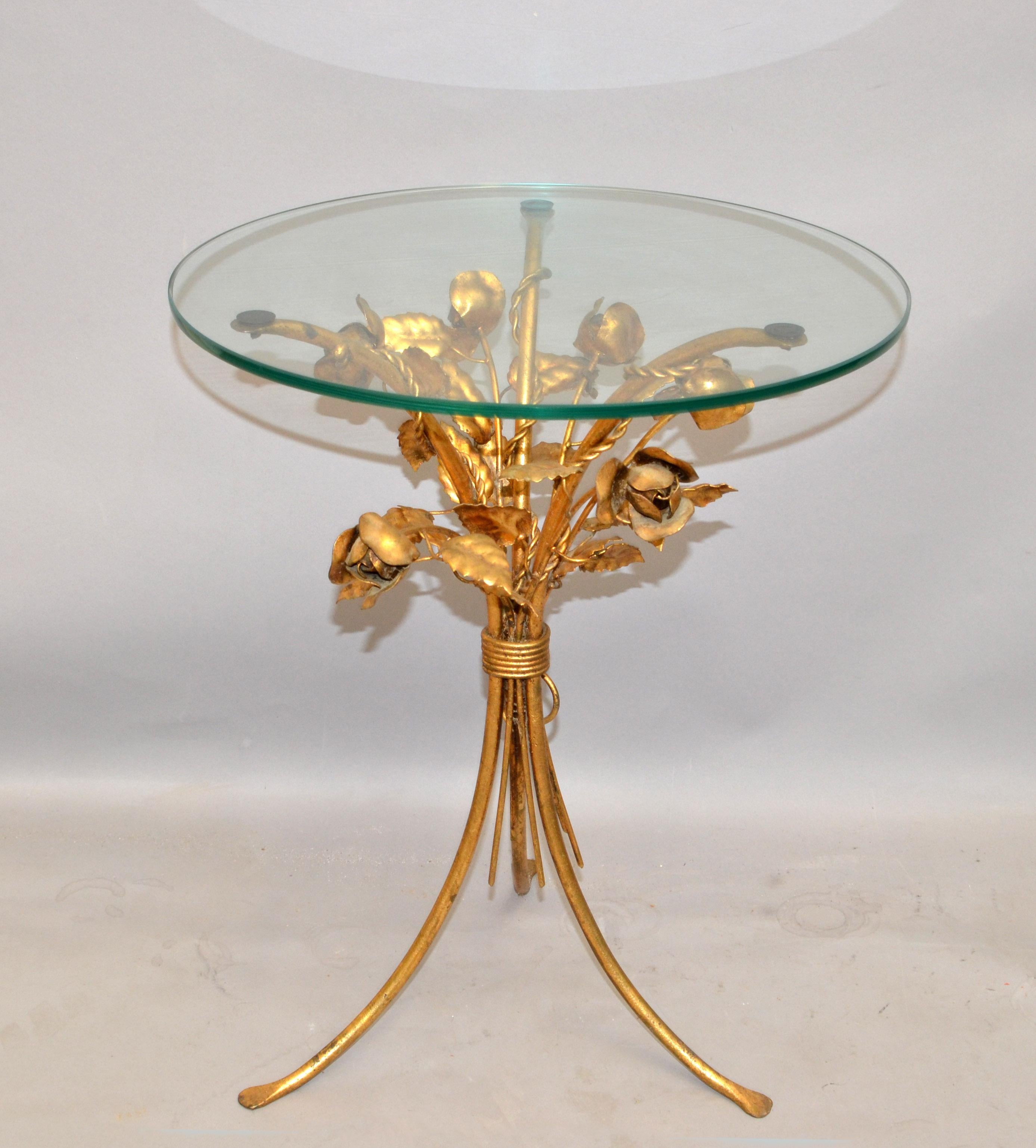 Hollywood Regency Table à boire ronde style Coco Chanel Fer doré Gerbe de roses Dessus en verre Italie années 60 en vente