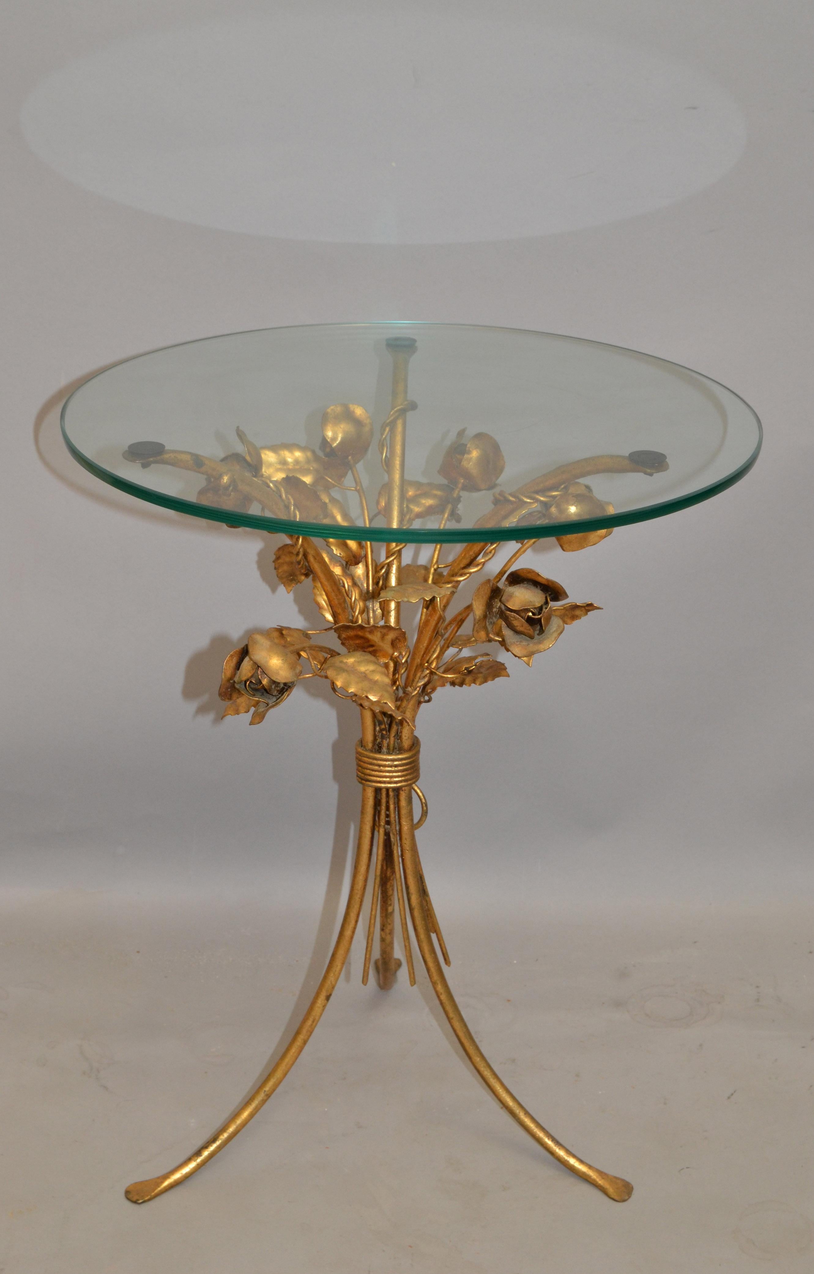 Hollywood Regency Table à boire ronde style Coco Chanel Fer doré Gerbe de roses Dessus en verre Italie années 60 en vente