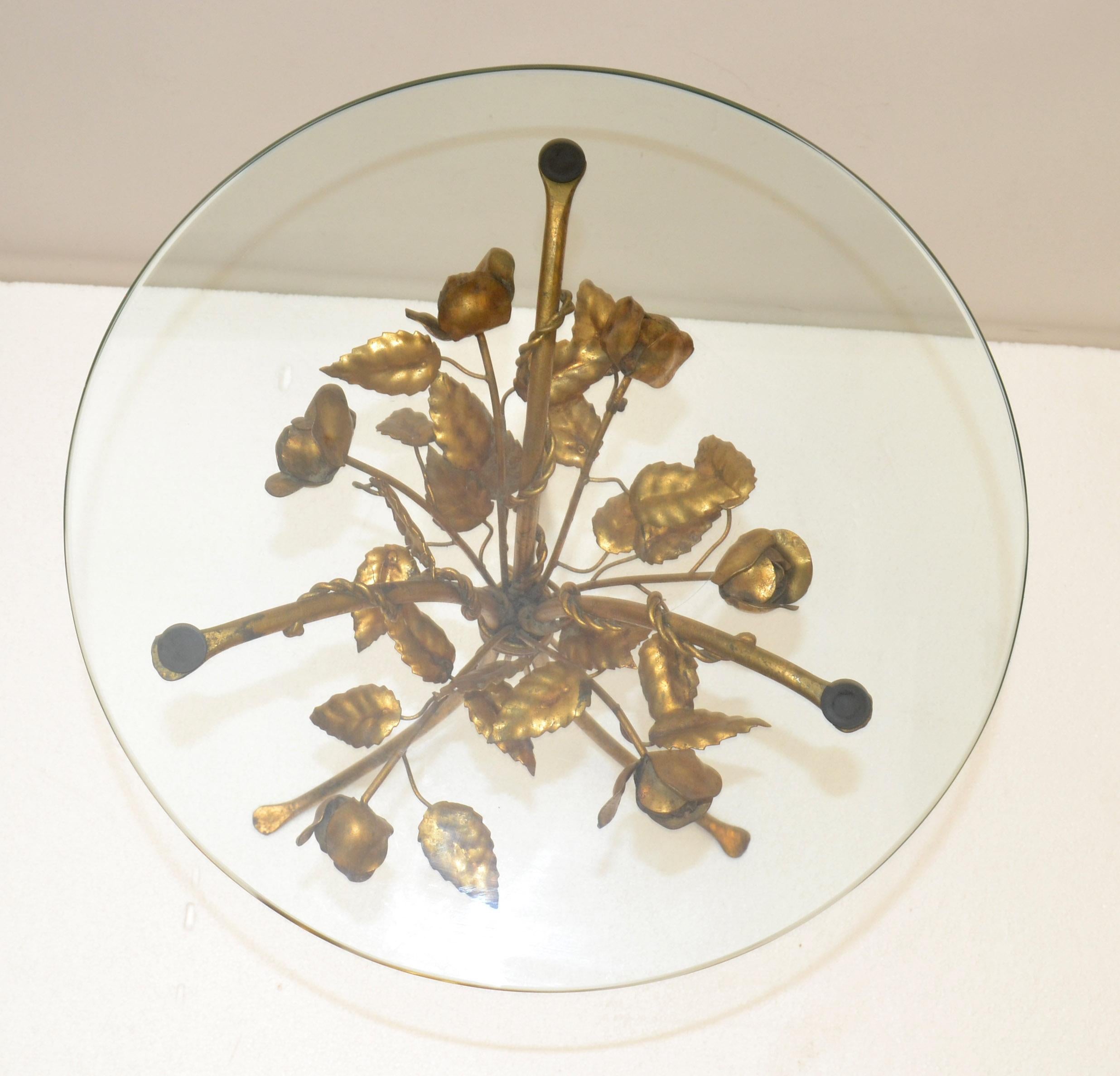 Doré Table à boire ronde style Coco Chanel Fer doré Gerbe de roses Dessus en verre Italie années 60 en vente