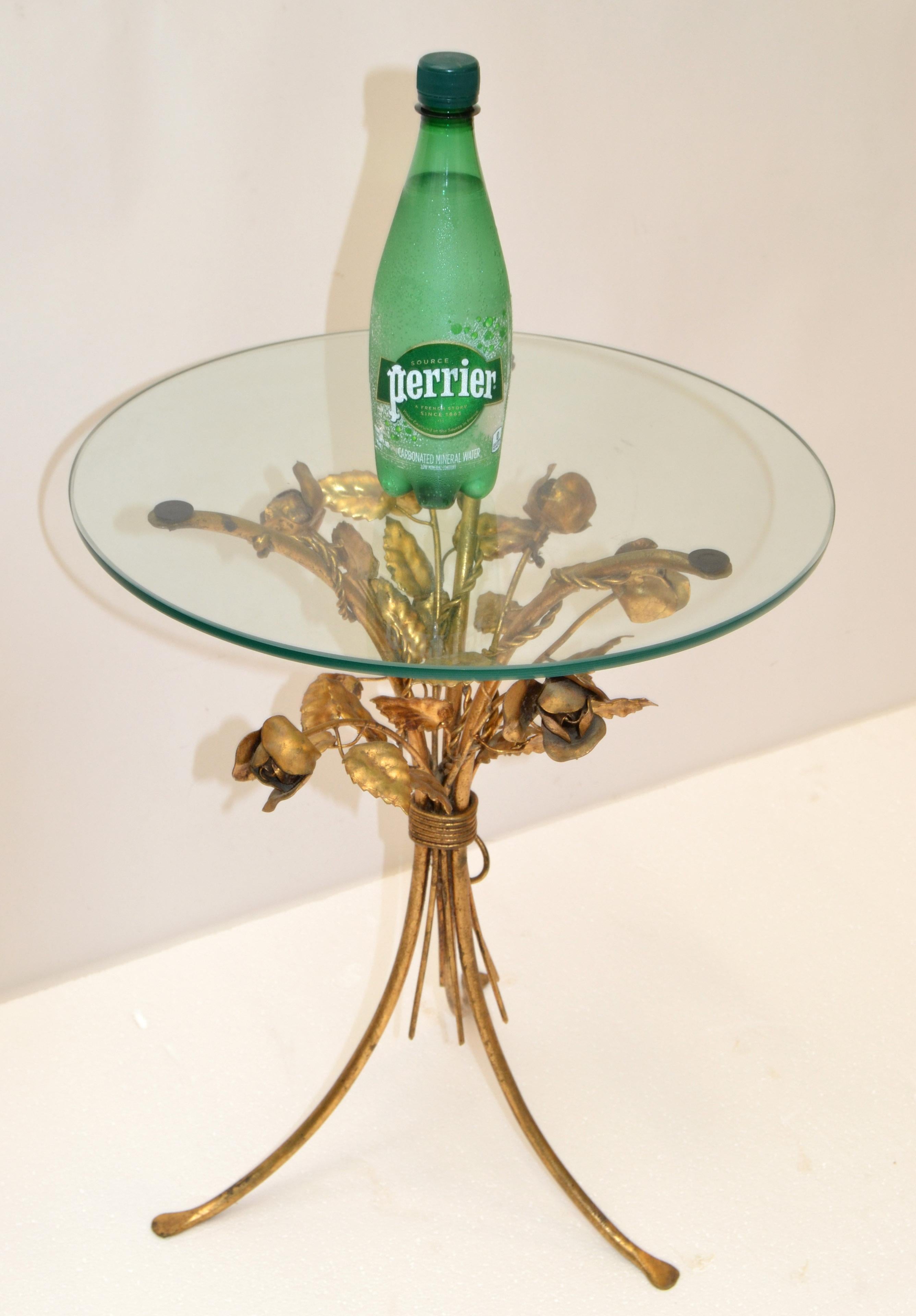 Doré Table à boire ronde style Coco Chanel Fer doré Gerbe de roses Dessus en verre Italie années 60 en vente