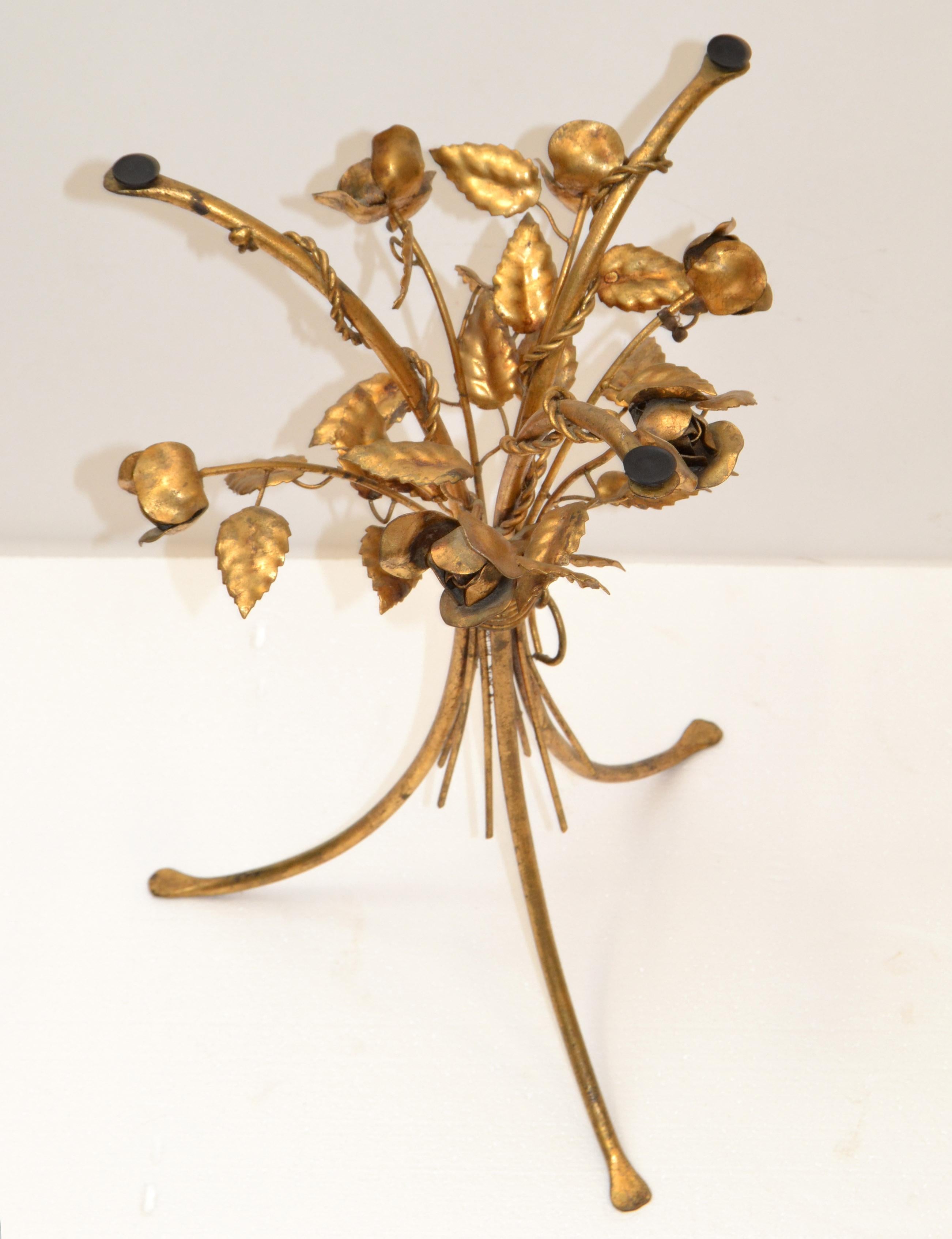 Table à boire ronde style Coco Chanel Fer doré Gerbe de roses Dessus en verre Italie années 60 en vente 1