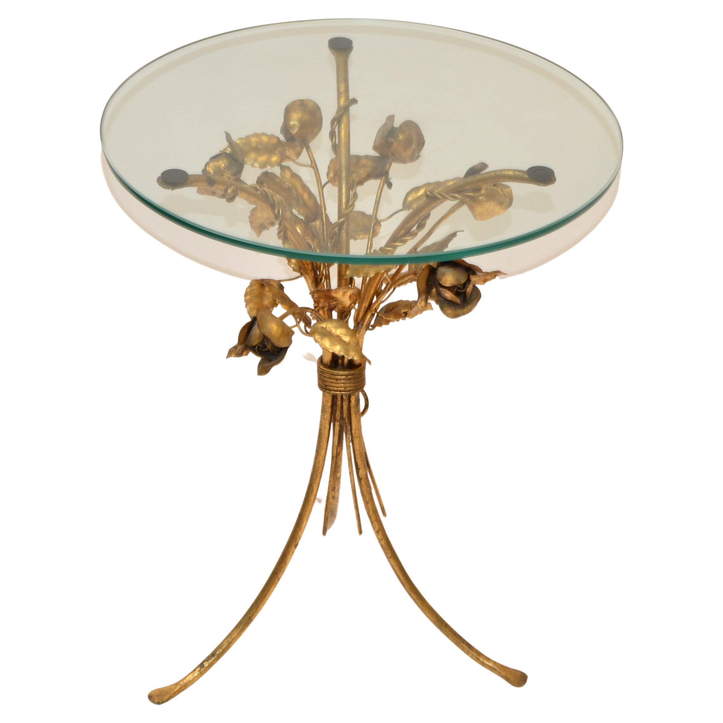 Hollywood Regency Coco Chanel Stil Beistell-, End- oder Getränketisch in vergoldetem Eisen Rosen auf Stielen mit Glasplatte.
Dieser Tisch wurde in den 1960er Jahren in Italien hergestellt und weist eine starke Patina auf.
Die runde Glasplatte hat