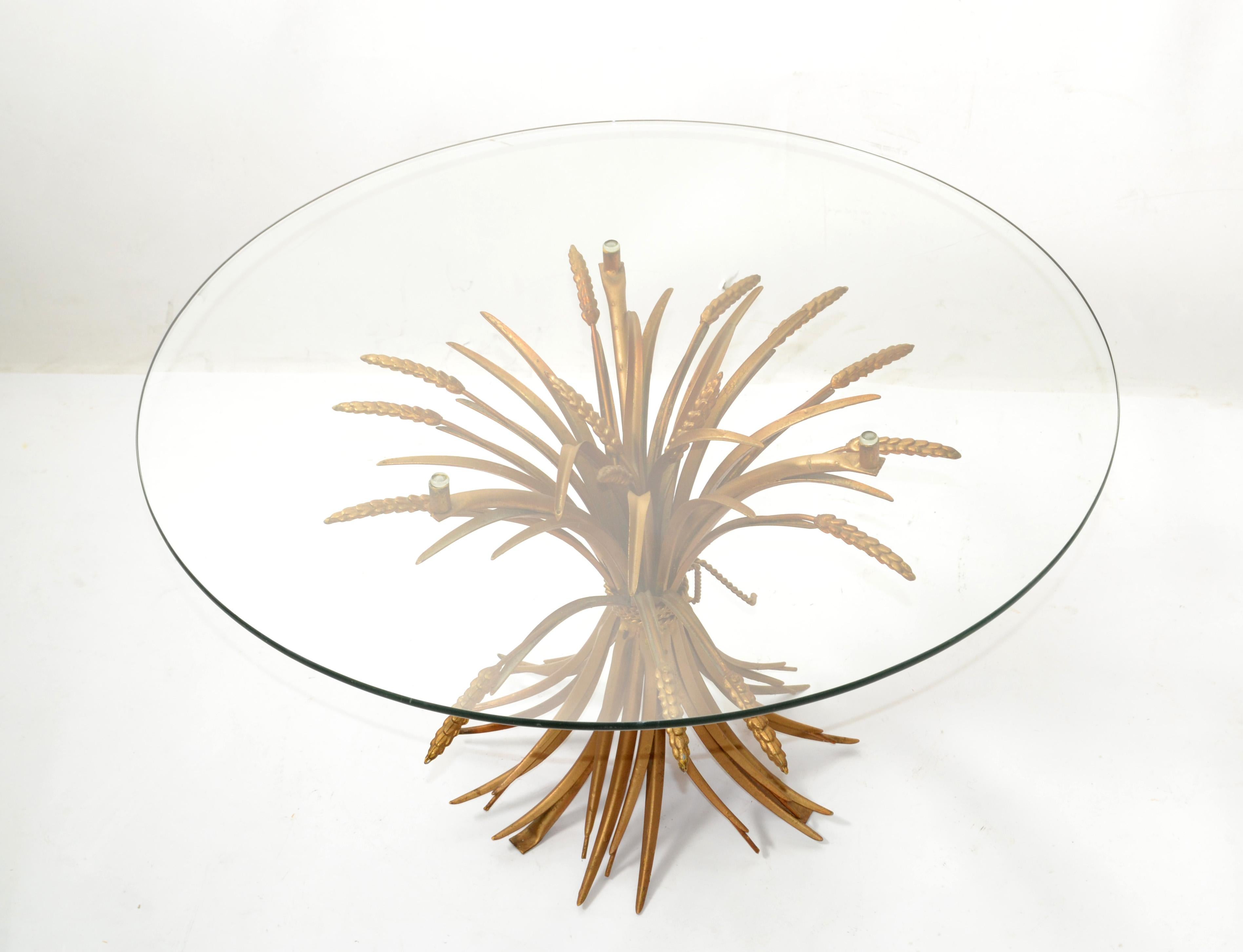 Hollywood Regency Table basse ronde de style Coco Chanel en fer doré avec plateau en verre de gerbe de blé Italie