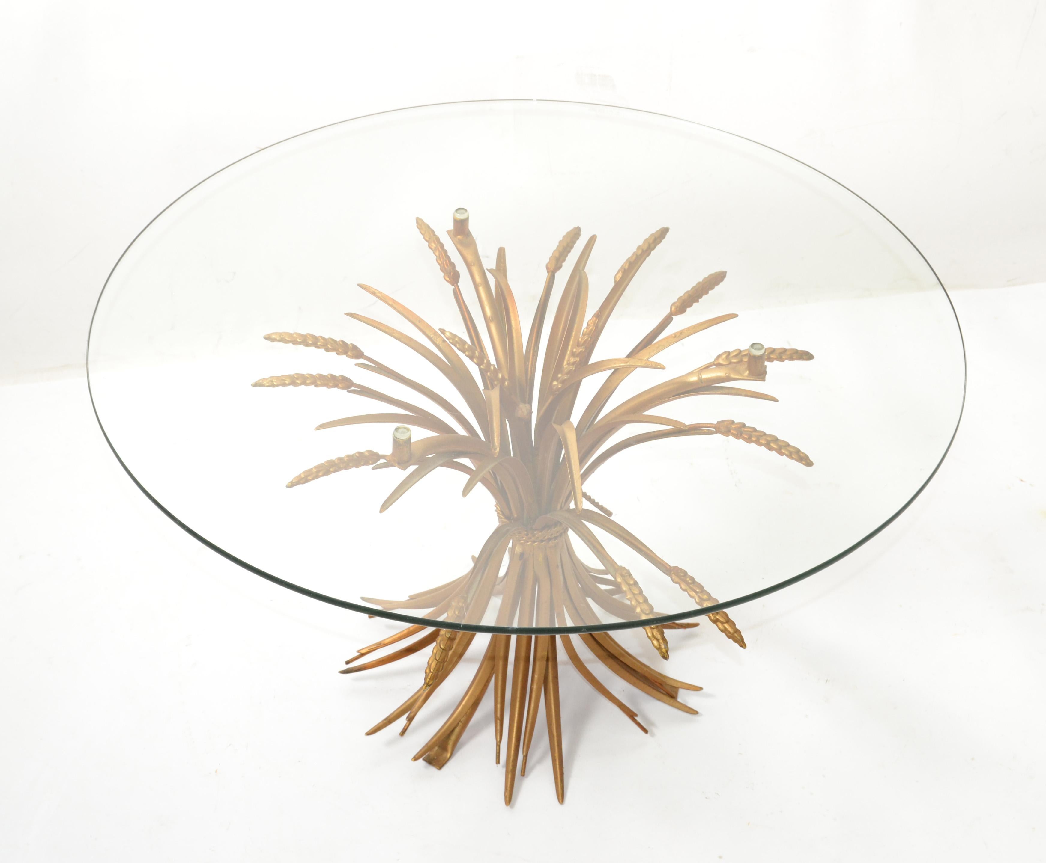 20ième siècle Table basse ronde de style Coco Chanel en fer doré avec plateau en verre de gerbe de blé Italie