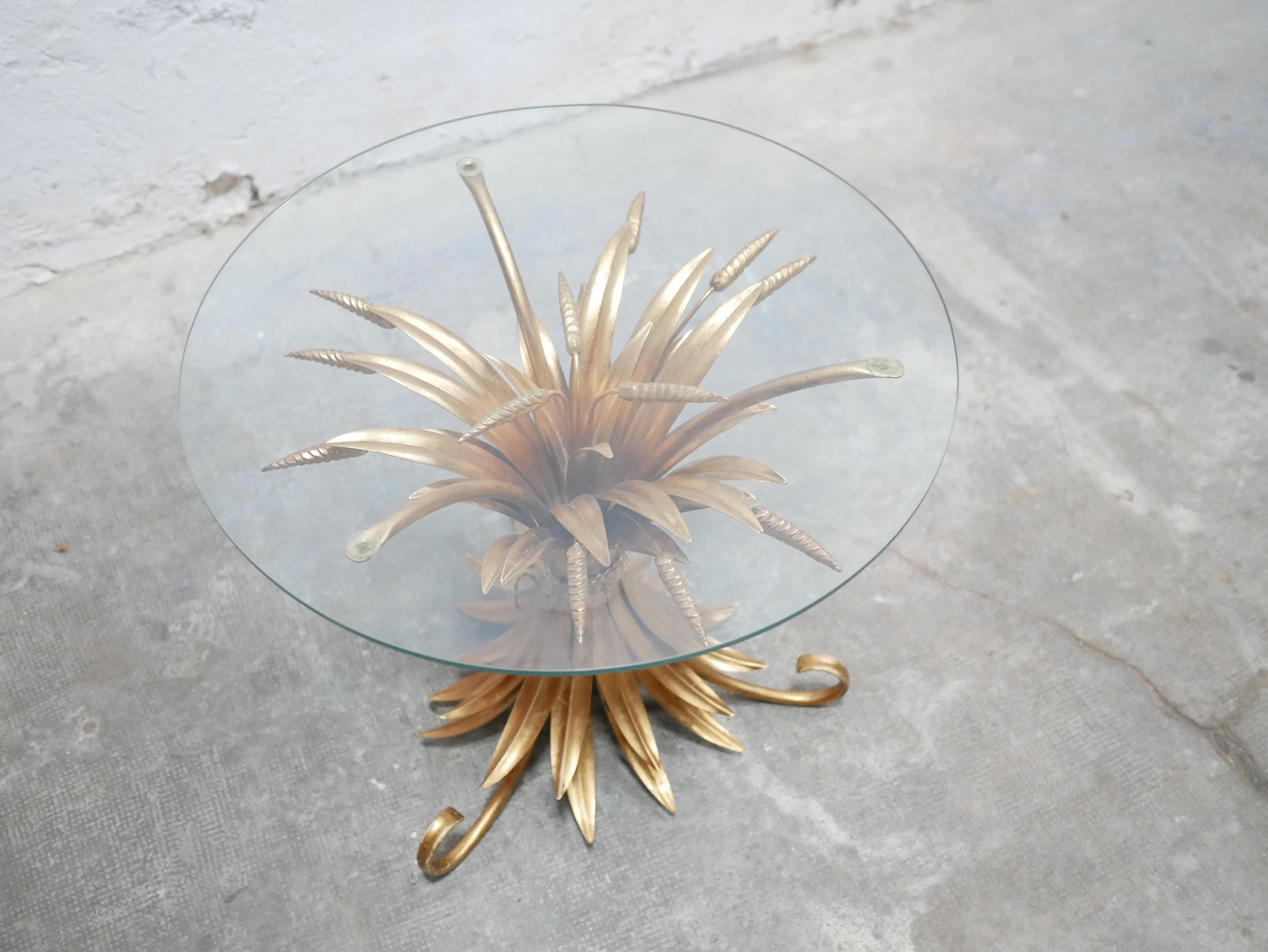 Vintage Coco Chanel wheat sheaf side table in gilded metal with a glass top, 1960s.

Its lines give it a touch of elegance, character, and refinement.
It will be perfect in a trendy and contemporary decor, as a side table or coffee table in the
