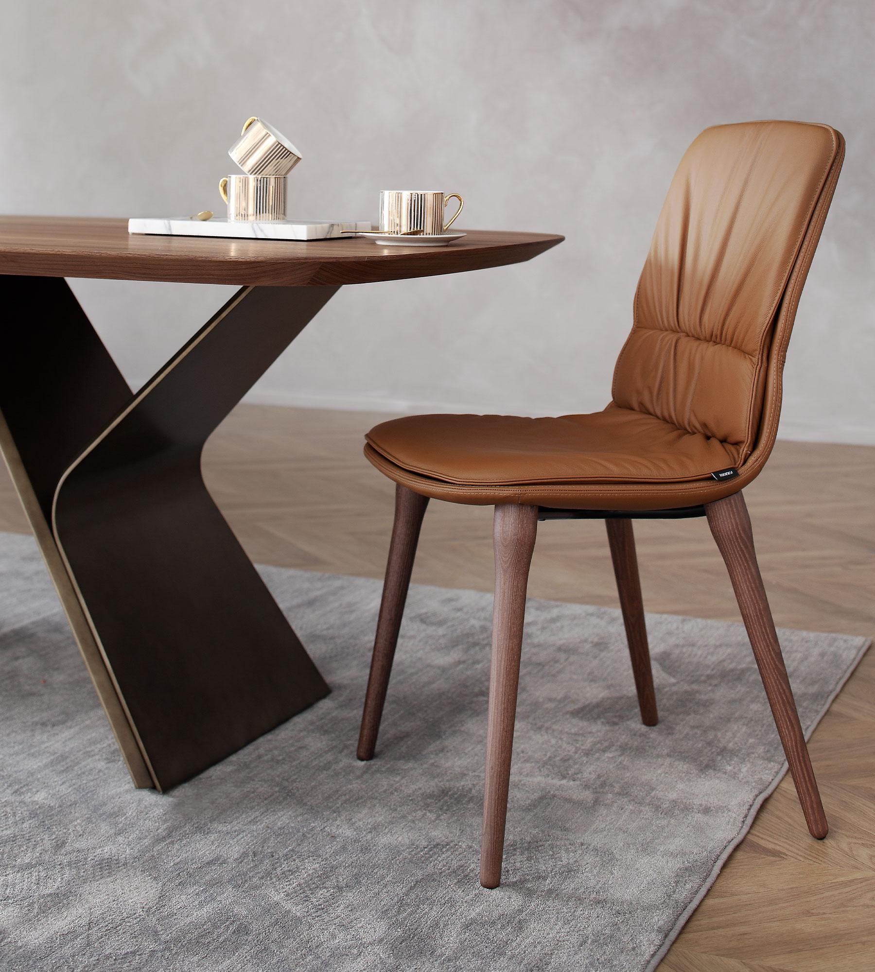 Chaise Coco en cuir cognac et noyer par Morica Design
Dimensions : 61 x 47 x 91 cm : D 61 x L 47 x H 91 cm.
MATERIAL : Cuir cognac, noyer.

Disponible en cuir Anthracite, Tortora, Oyster ou Cognac.
Disponible en noyer, chêne foncé et chêne naturel.