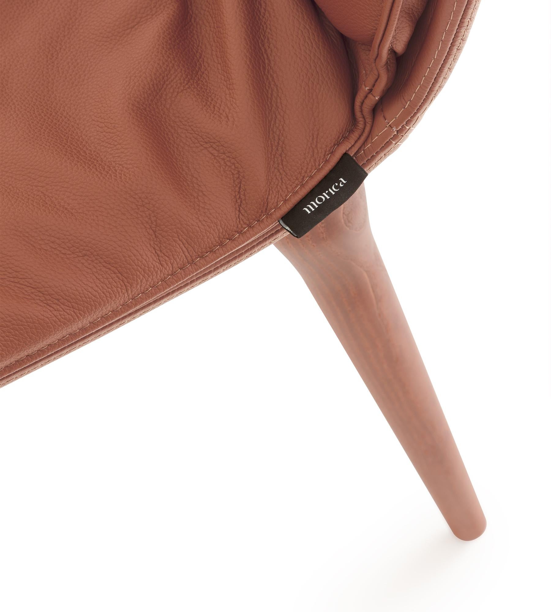 Postmoderne Chaise Coco en cuir cognac et noyer par Morica Design en vente