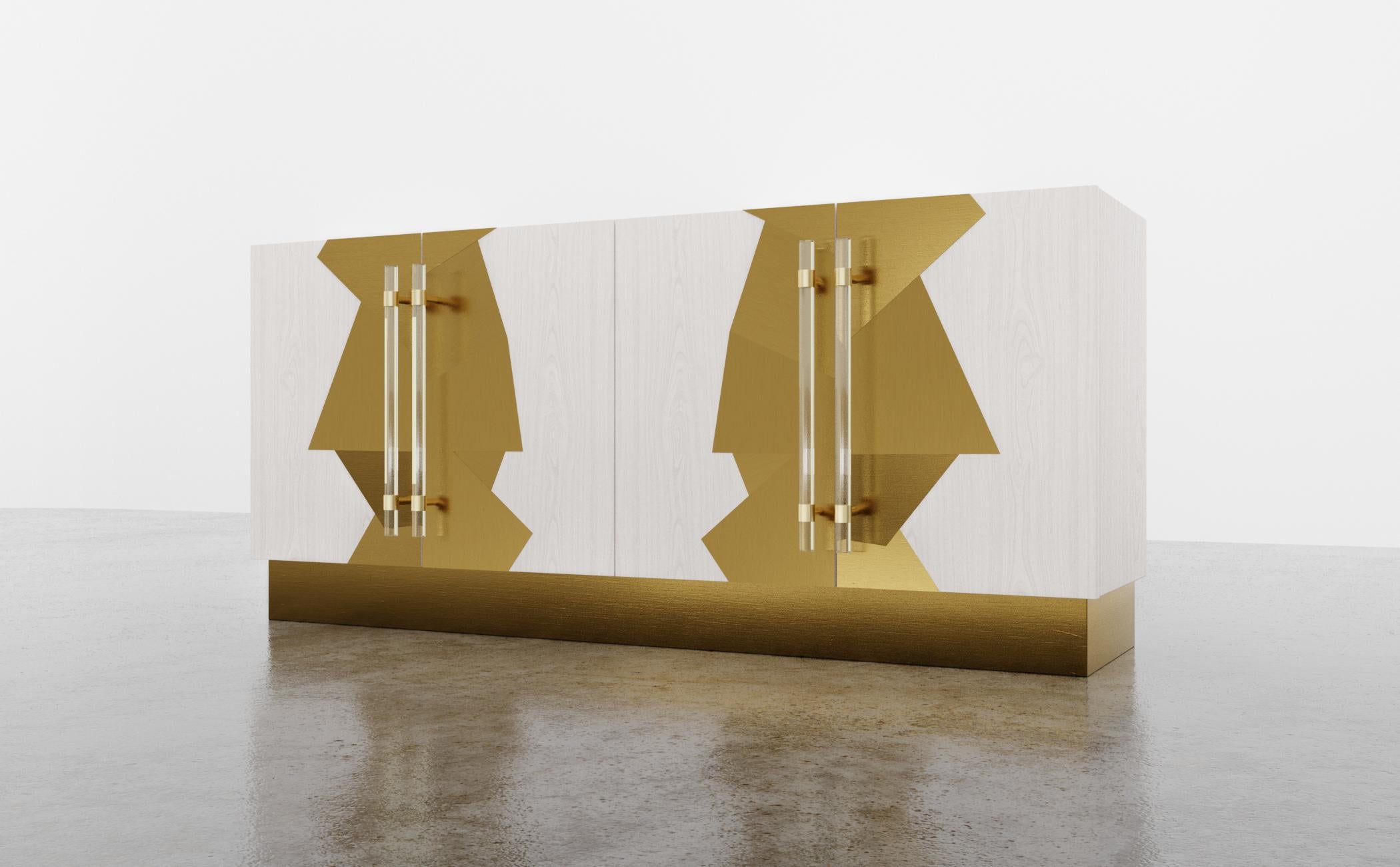 COCO CREDENZA - Rovere bianco moderno con intarsi in bronzo lucido

La credenza Coco è un mobile straordinario che presenta un intarsio di metallo fratturato di ispirazione Art déco su un corpo bianco sbiancato con maniglie in acrilico. Questo