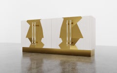 COCO CREDENZA – moderne weiße Eiche mit polierter Bronze-Intarsienarbeit