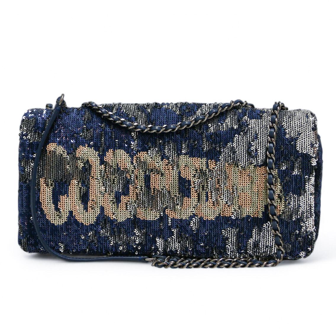 Wonderful CHANEL Coco Cuba bag, Cruise collection, very special piece !

Condition: very good
Made in Italy
Material : sequins
Interior: blue satin fabric
Color: blue, silver
Dimensions: 30 x 16 x 4 cm
Shoulder strap: single 140 cm, double 90