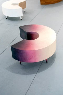 "Coco Drinks Wine", une table circulaire avec rangement à tiroirs caché pour le vin