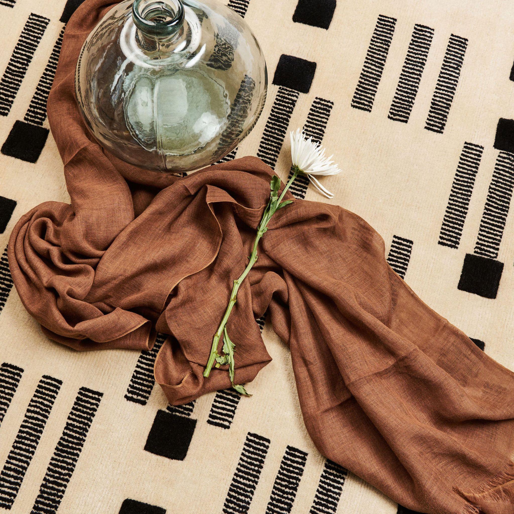 Coco  L'écharpe en lin est une pièce élégante qui s'intègre facilement à la plupart des tenues. Cadeau classique ou achat personnel pour toute l'année, ce foulard tissé à la main permet également de soutenir directement les artisans. Grâce à la