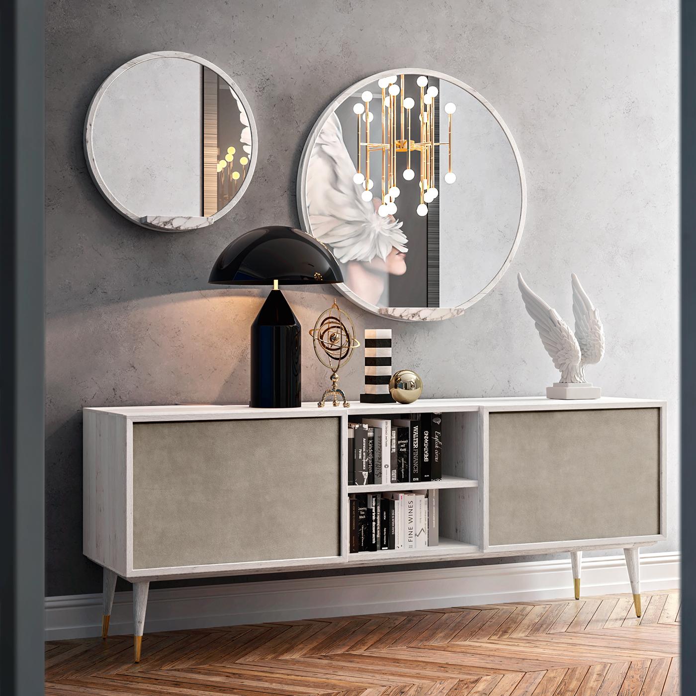 A luminous and sculptural accent, this mirror is a perfectly round frame mounted in a white wood ring and highlighted at the bottom with a shelf in marble. It is possible to add a pendant lamp for a functional accent. This piece is also available in
