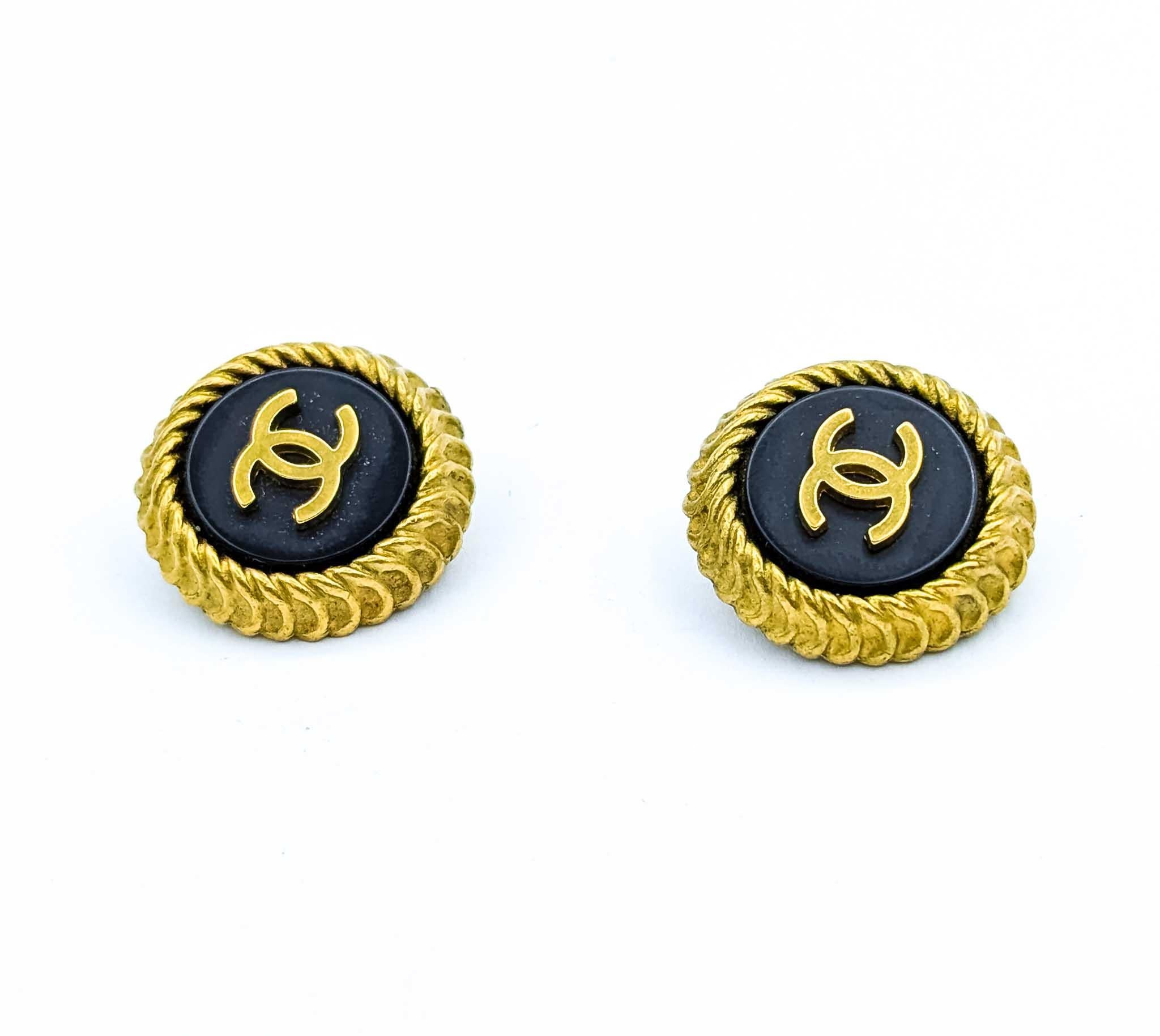 Moderno Coco Mark Round CC Black Acrylic Earrings in vendita
