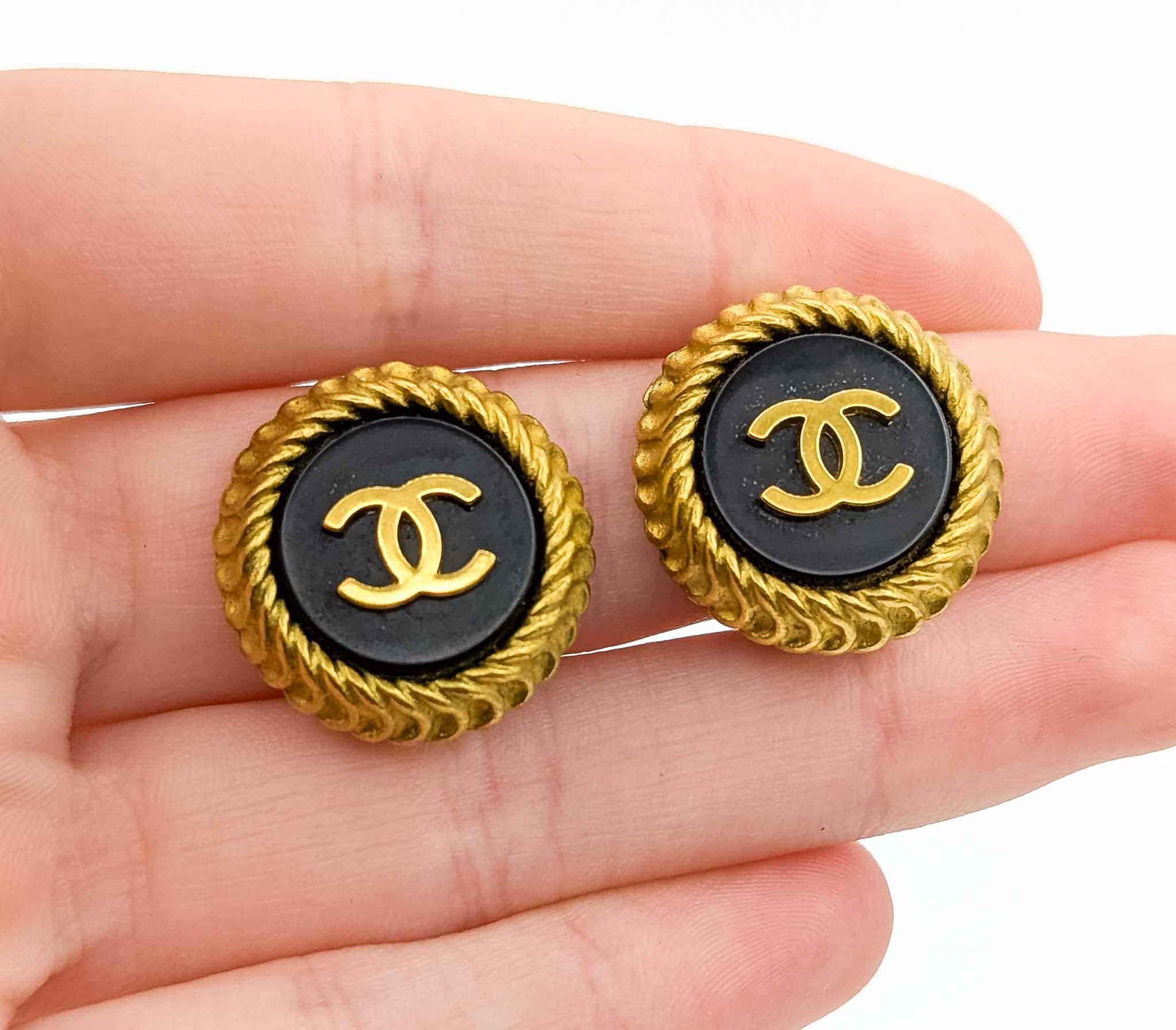 Coco Mark Round CC Black Acrylic Earrings In condizioni ottime in vendita a Bloomington, MN