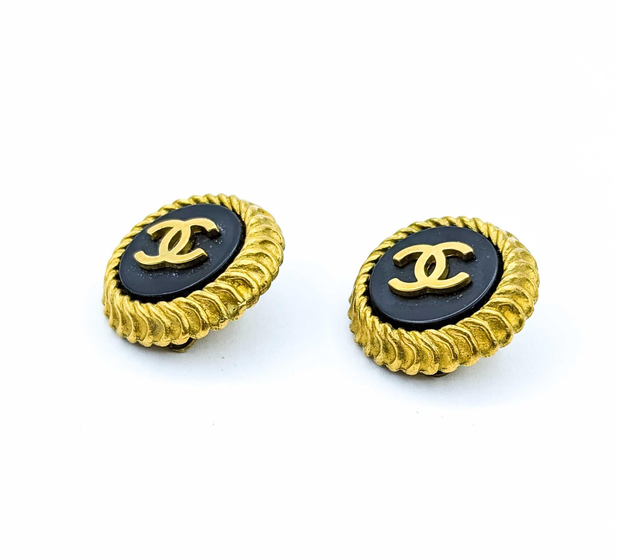 Donna Coco Mark Round CC Black Acrylic Earrings in vendita