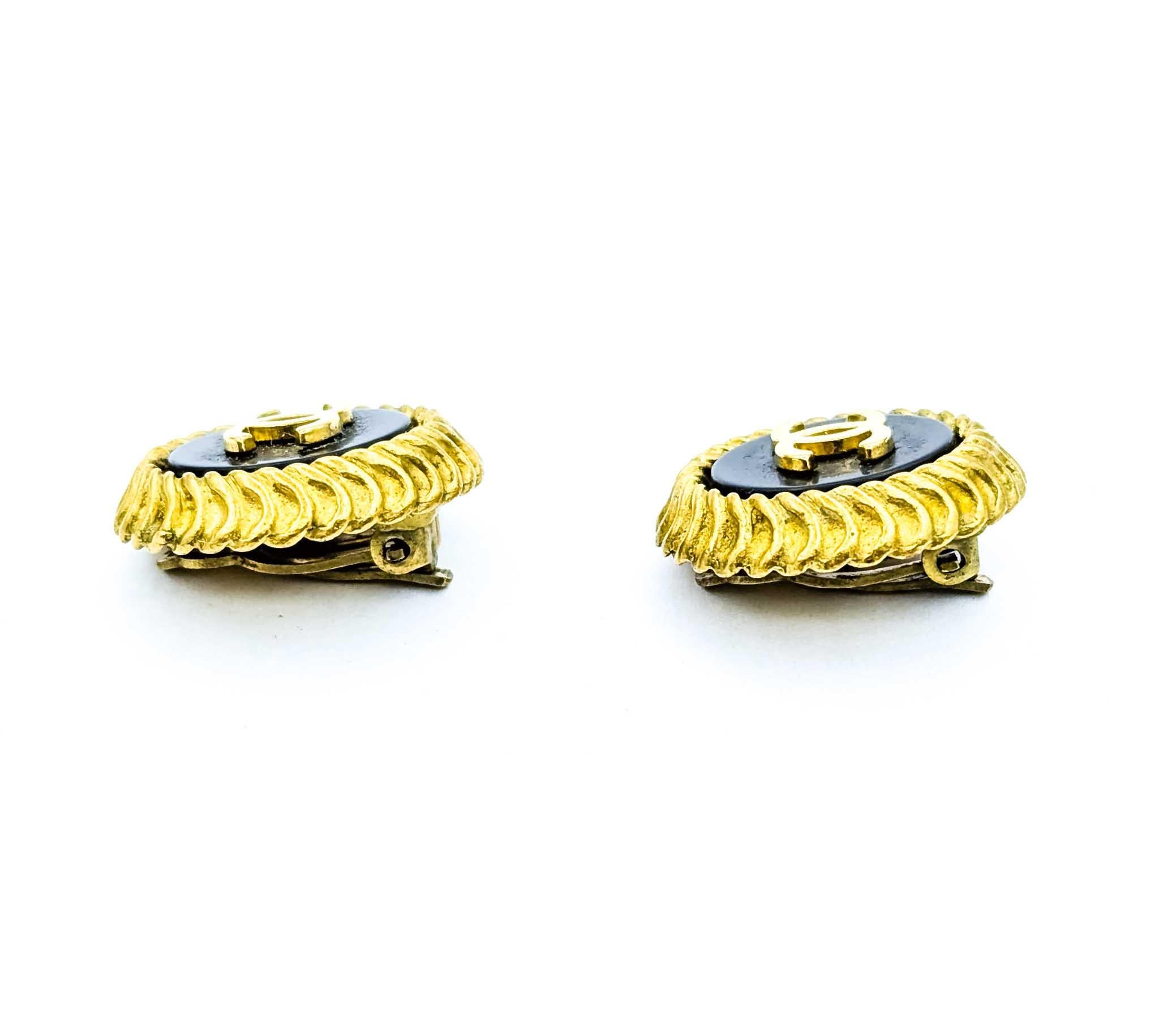 Coco Mark Round CC Black Acrylic Earrings in vendita 1