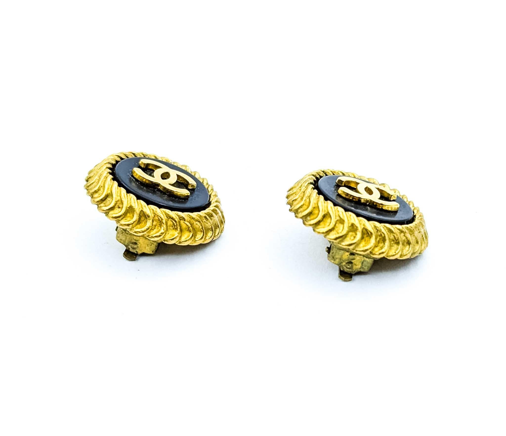 Coco Mark Round CC Black Acrylic Earrings in vendita 2