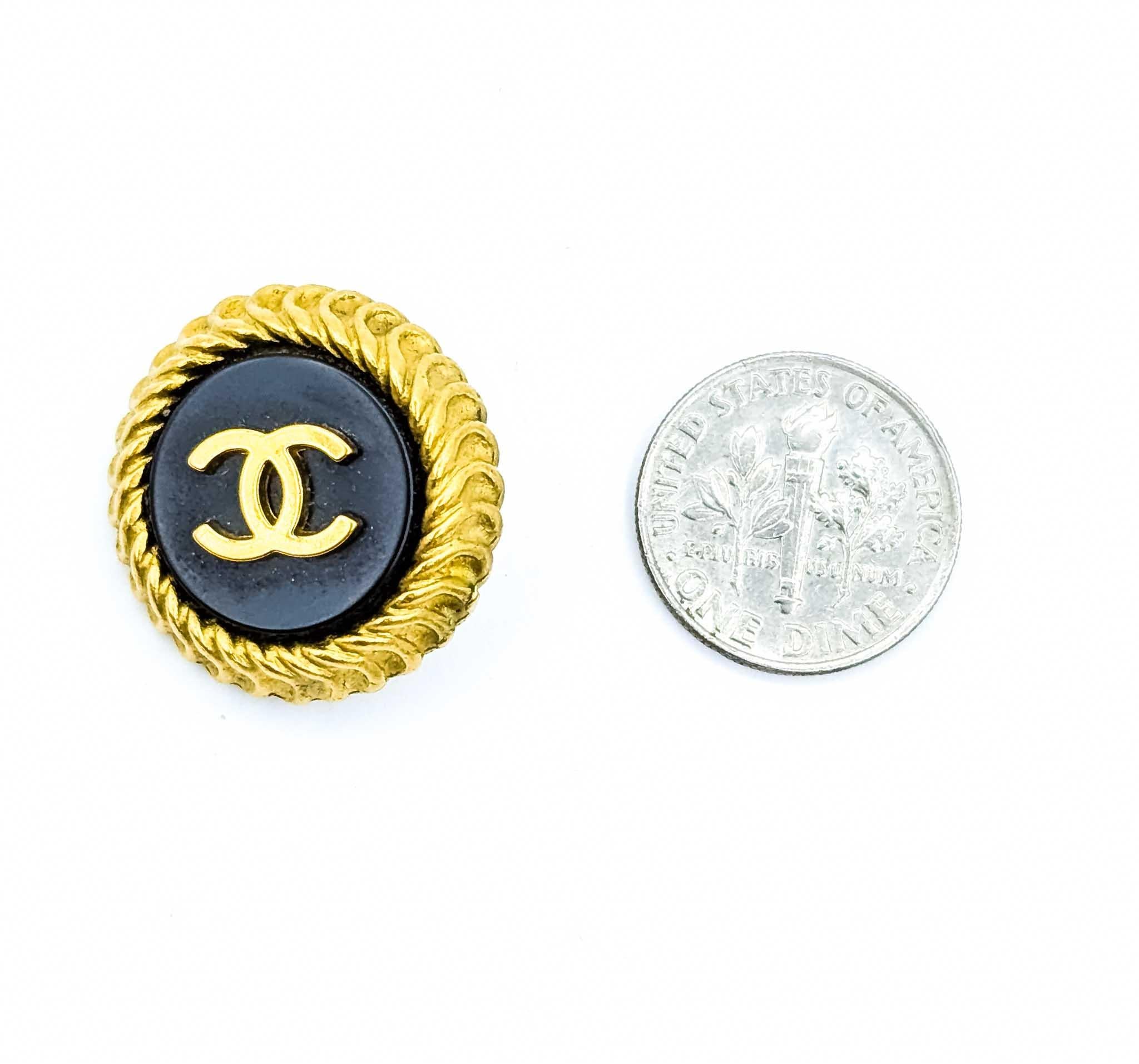 Coco Mark Round CC Black Acrylic Earrings in vendita 3