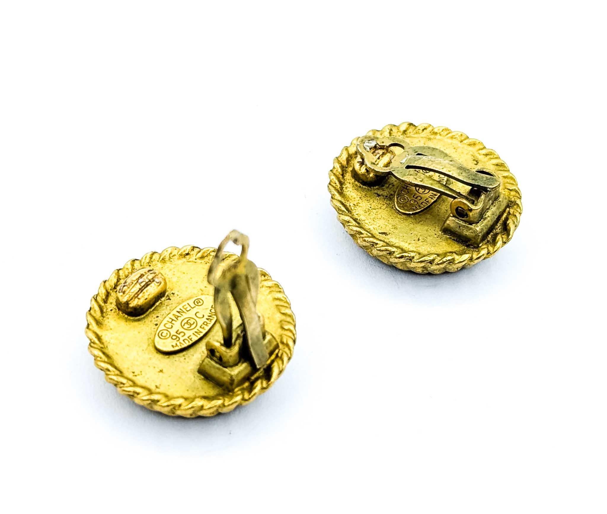 Coco Mark Round CC Black Acrylic Earrings in vendita 4